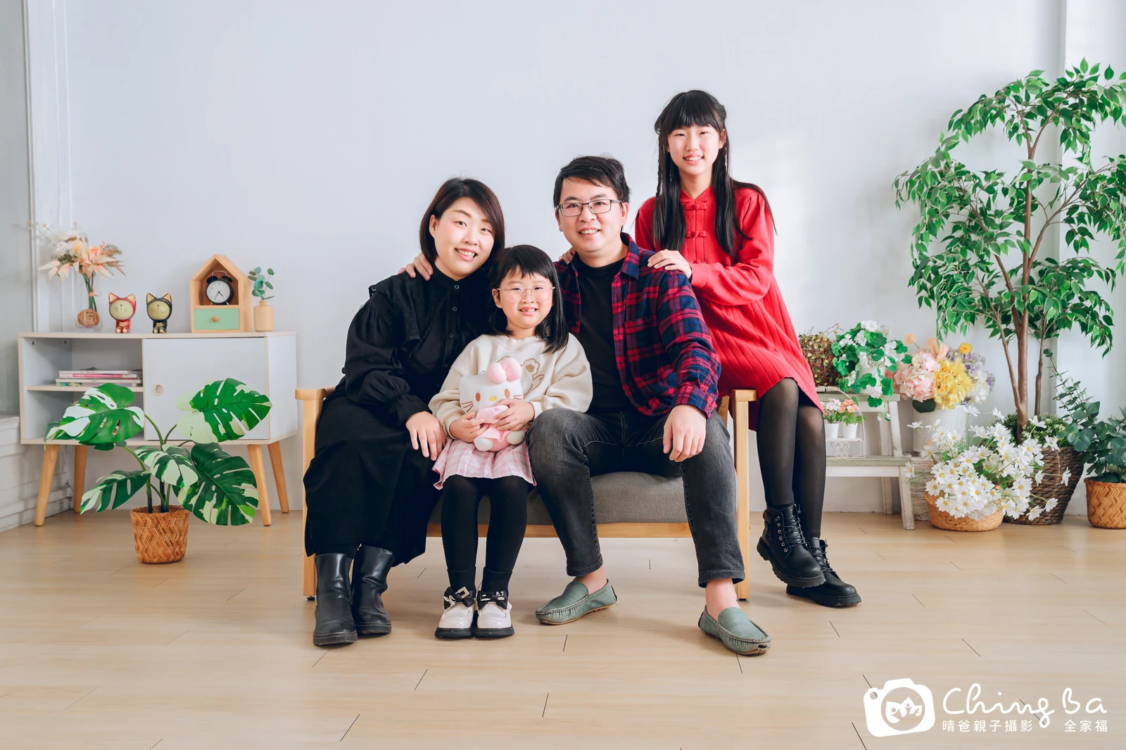 2024 年春季的家族全家福,7 大 4 小