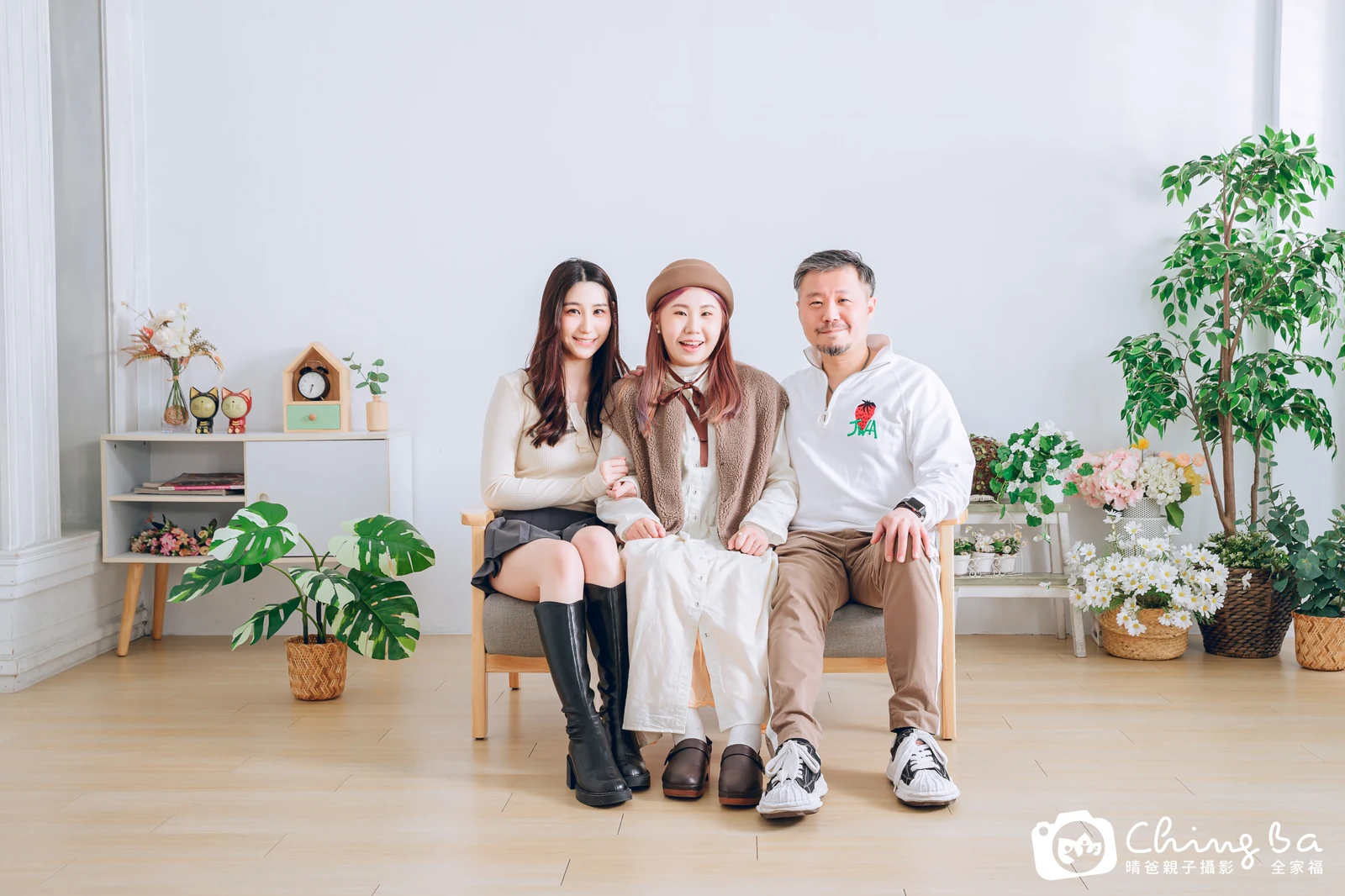 一家人在晴爸攝影棚拍全家福