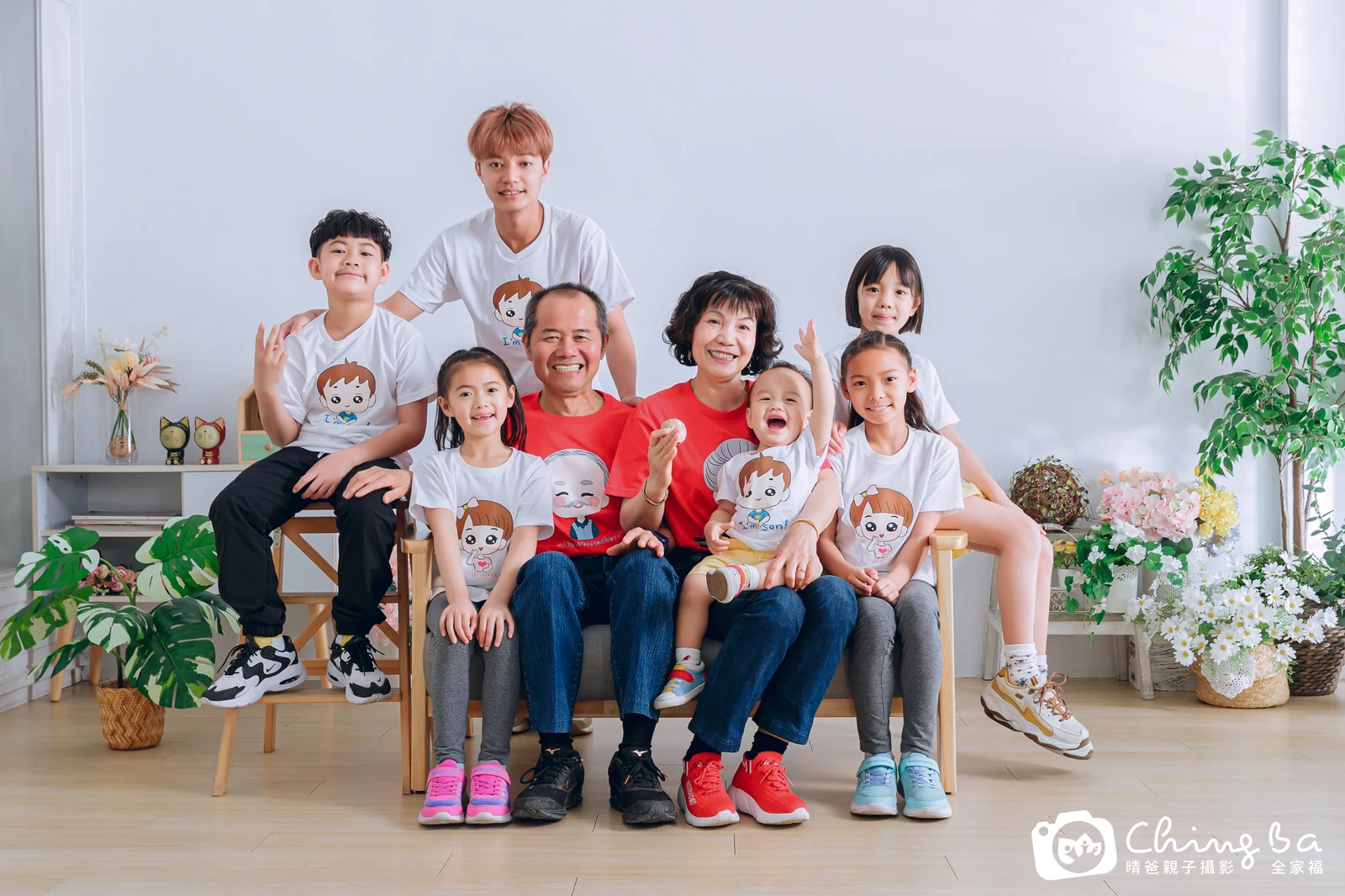 2023 年春季的家族全家福,8 大 6 小