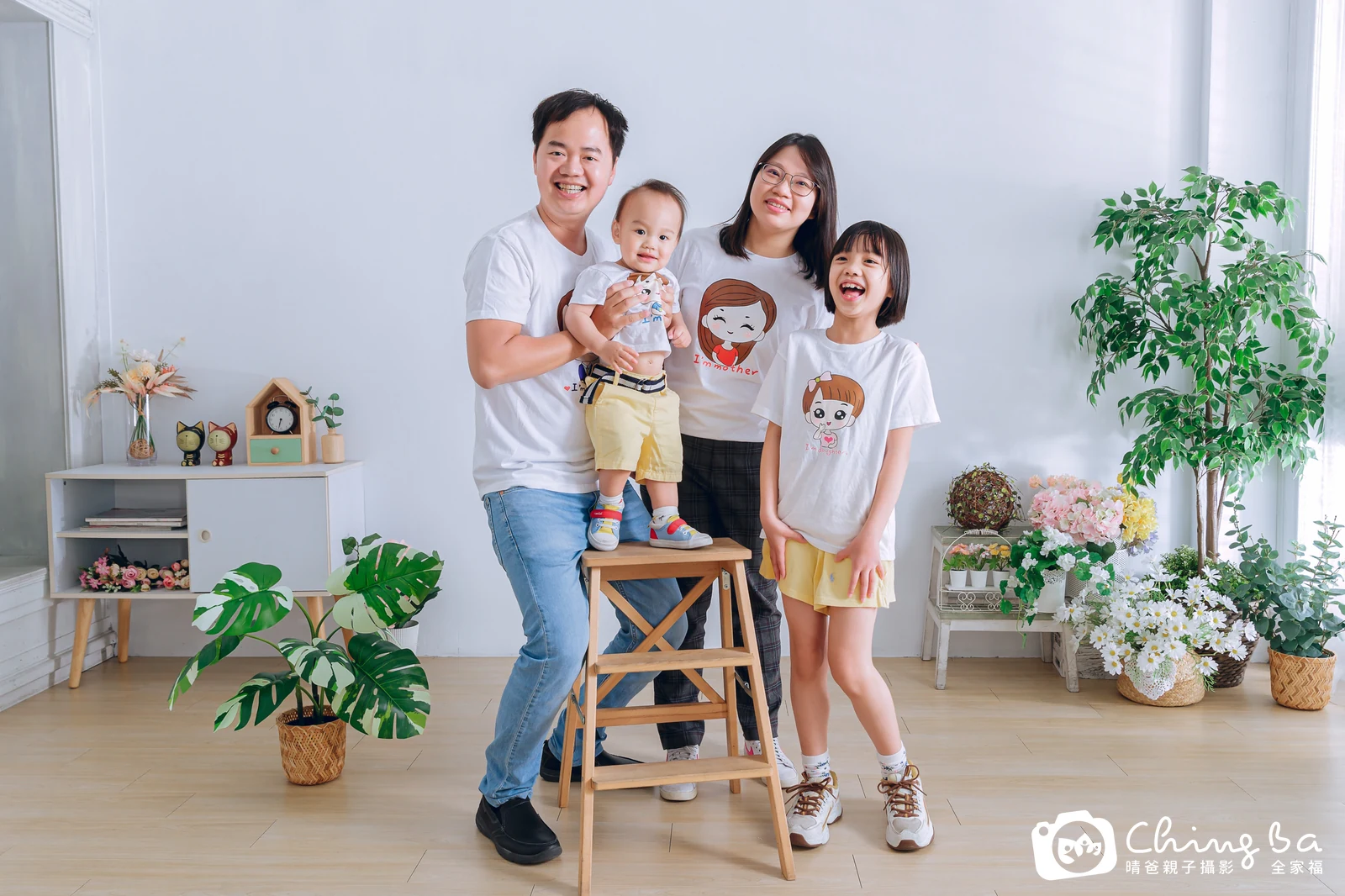 一家人在晴爸攝影棚拍全家福
