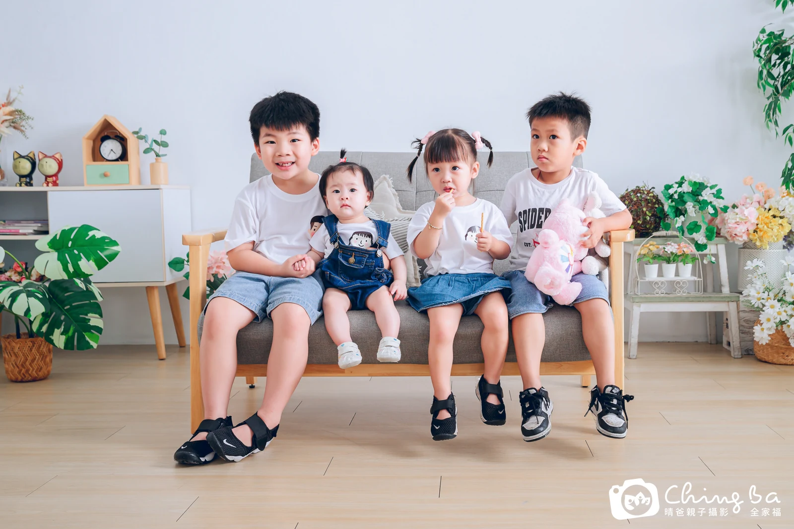 一家人在晴爸攝影棚拍全家福
