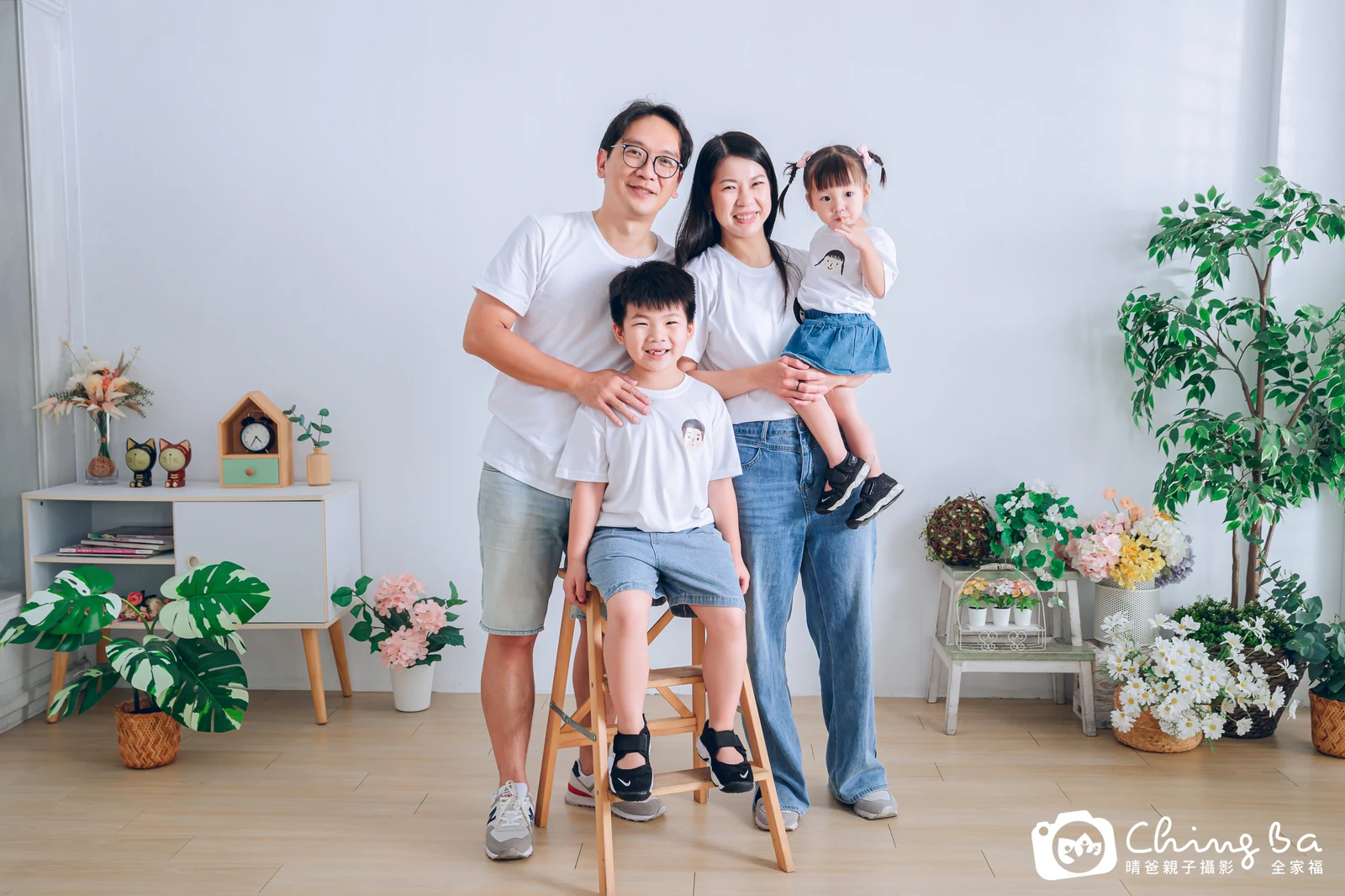 一家人在晴爸攝影棚拍全家福