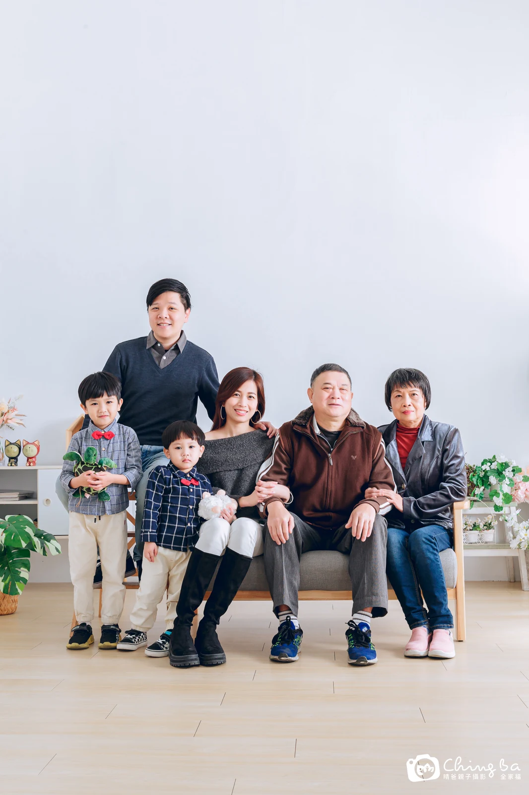2023 年新春的家族全家福,9 大 4 小