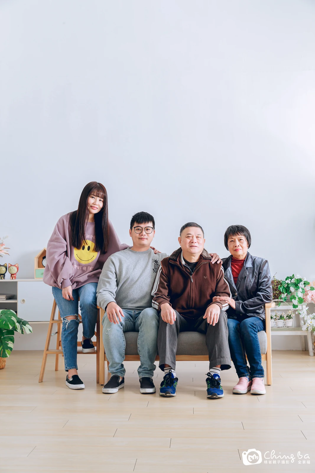 一家人在晴爸攝影棚拍全家福