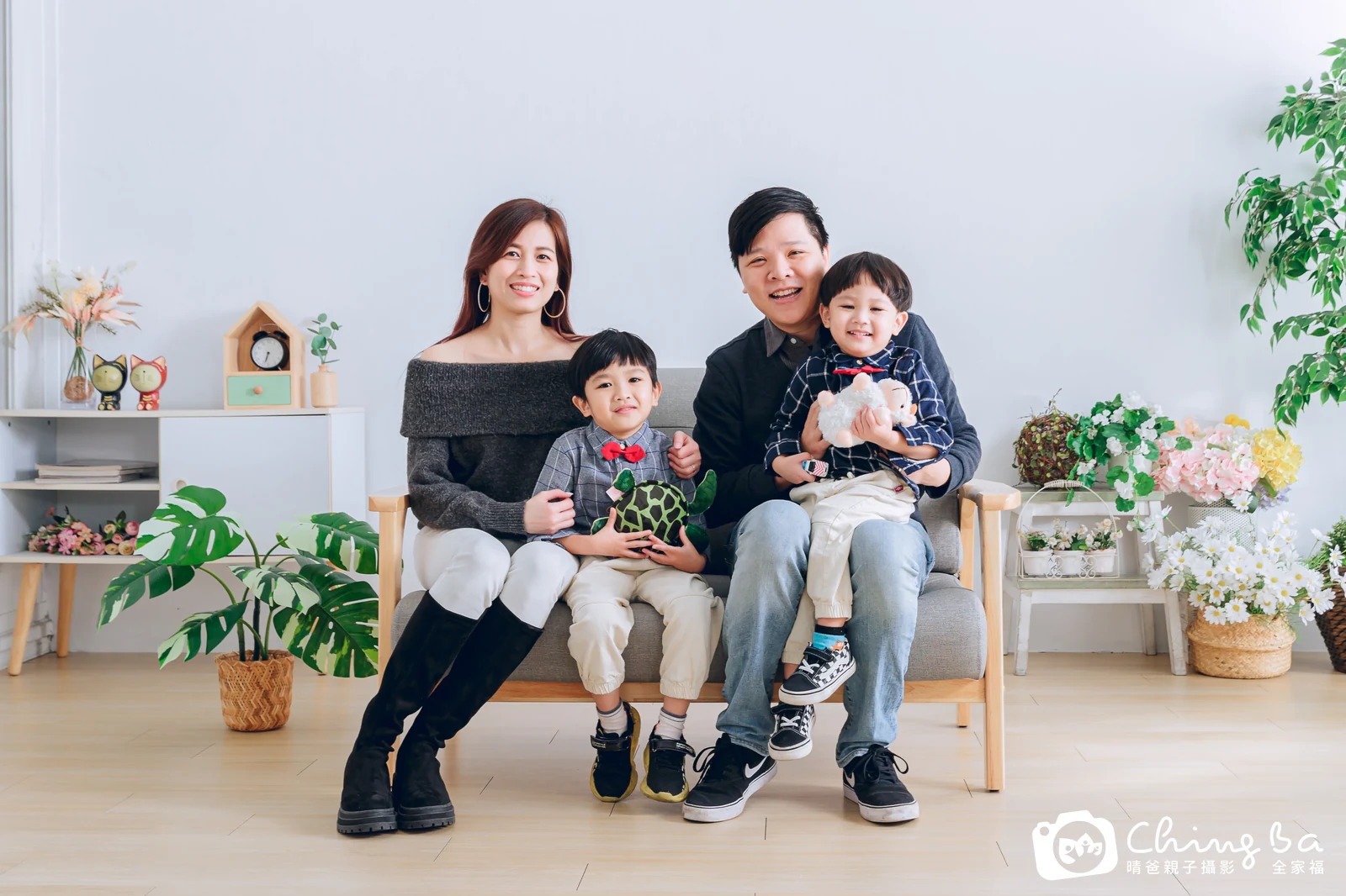 一家人在晴爸攝影棚拍全家福