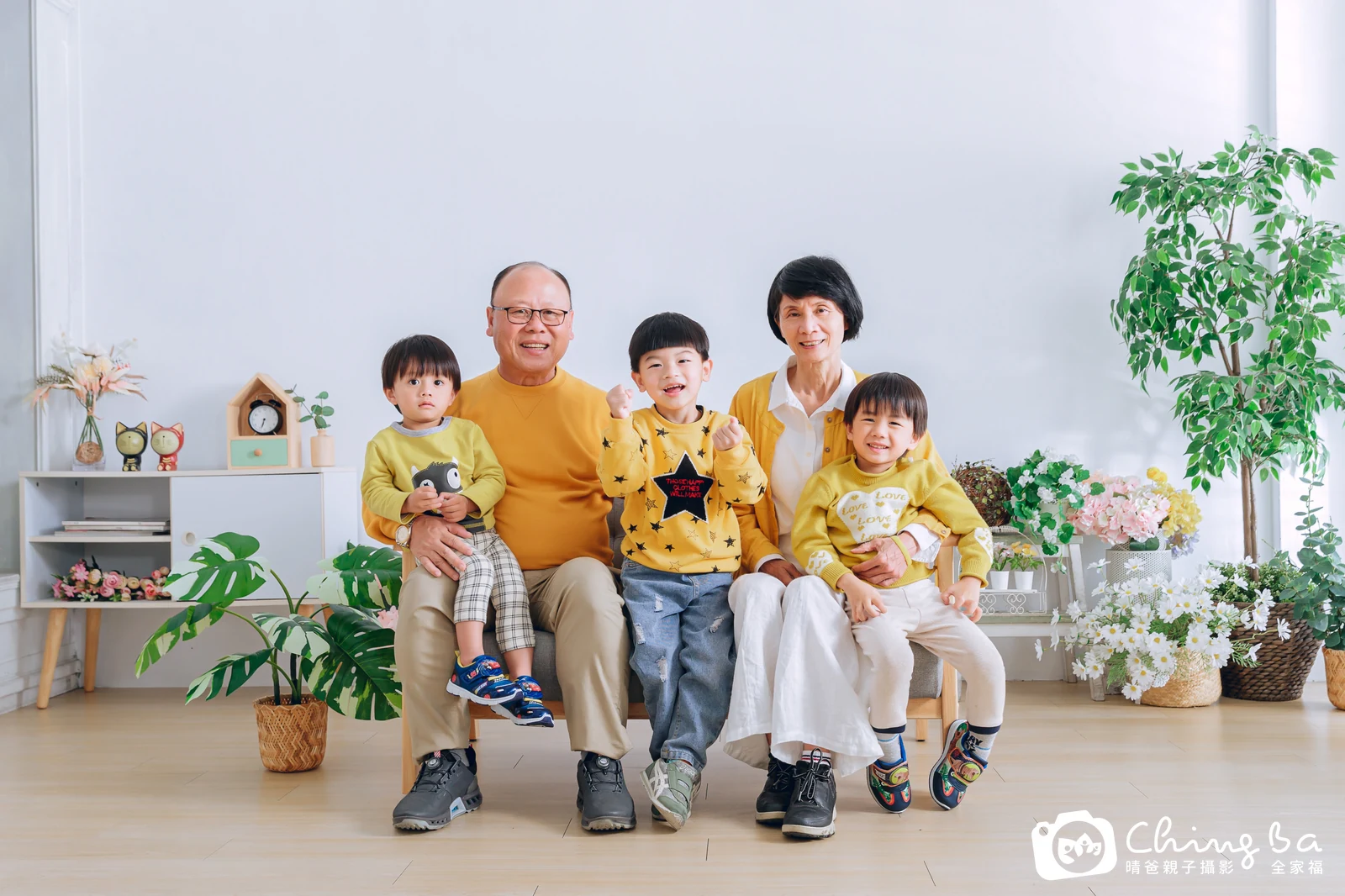 一家人在晴爸攝影棚拍全家福