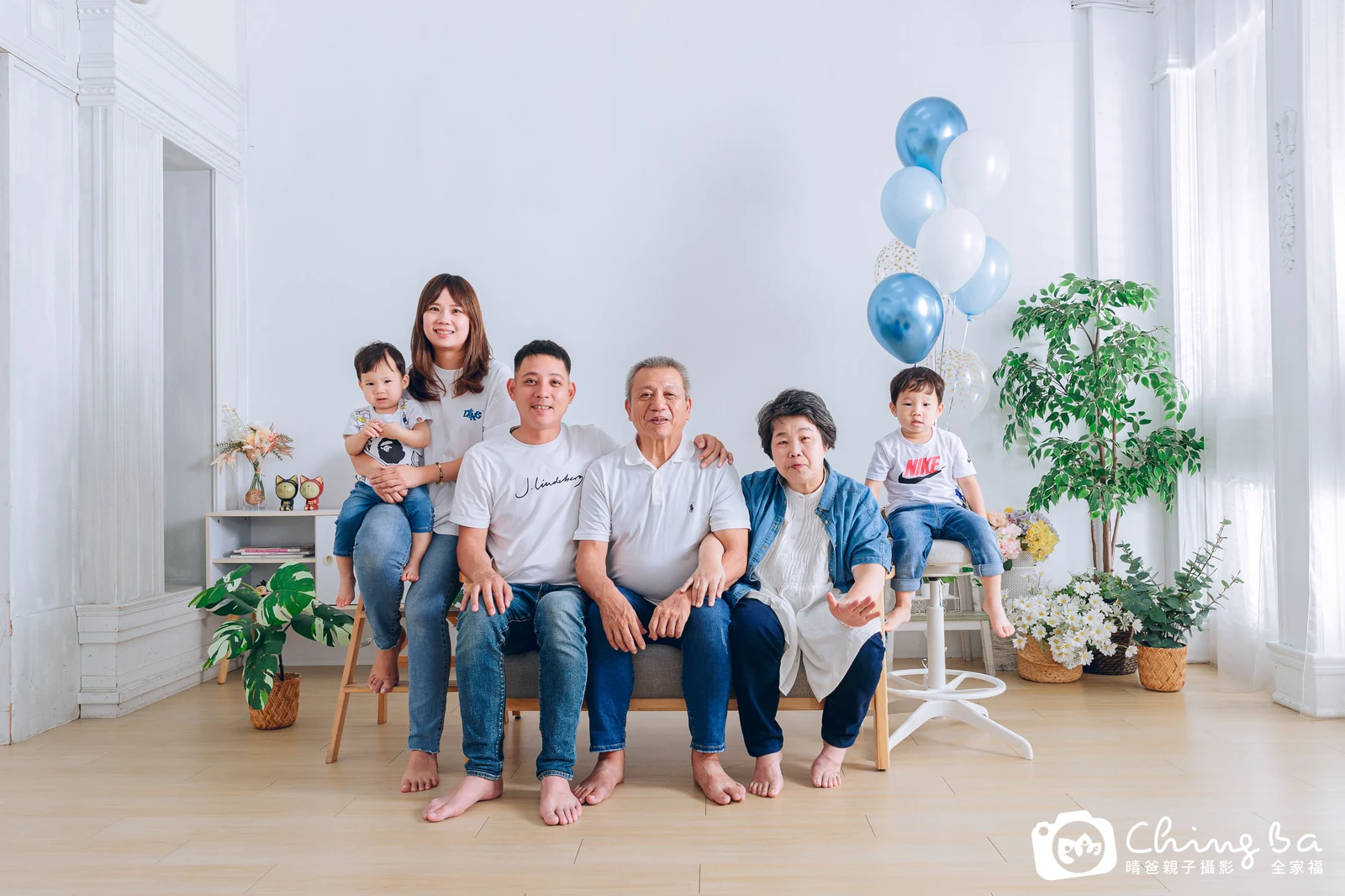 2023 年秋季的家族全家福，8 大 6 小