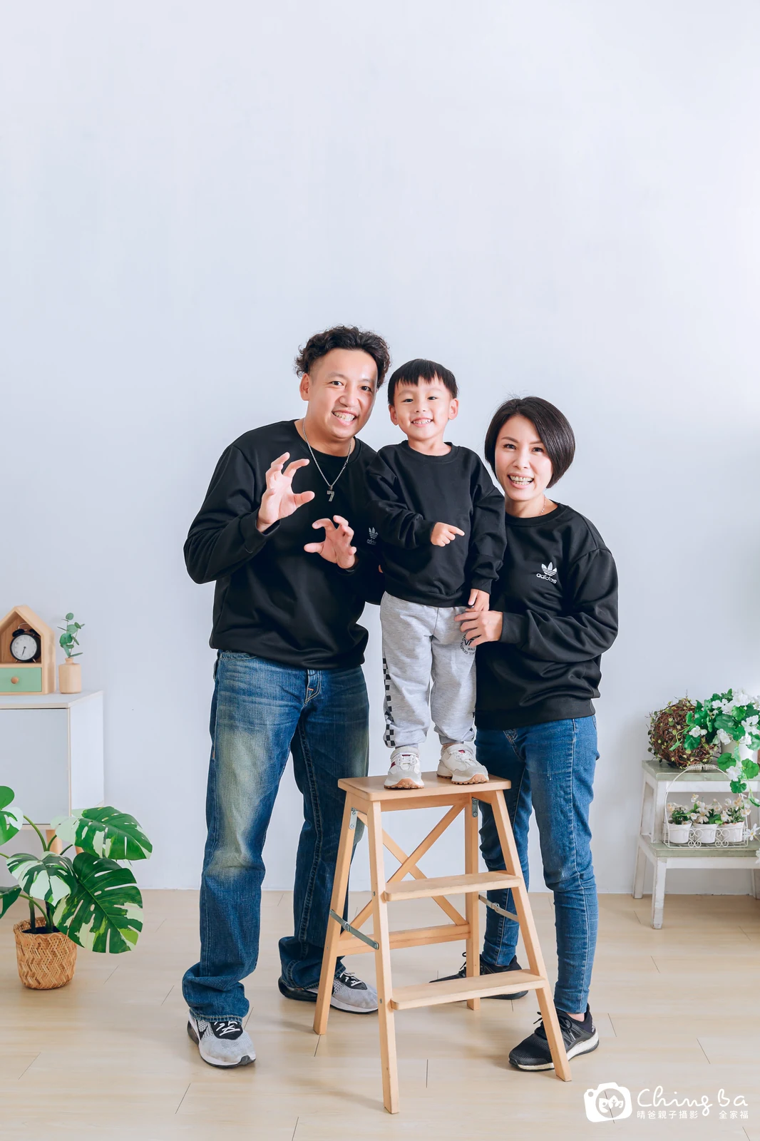 一家人在晴爸攝影棚拍全家福