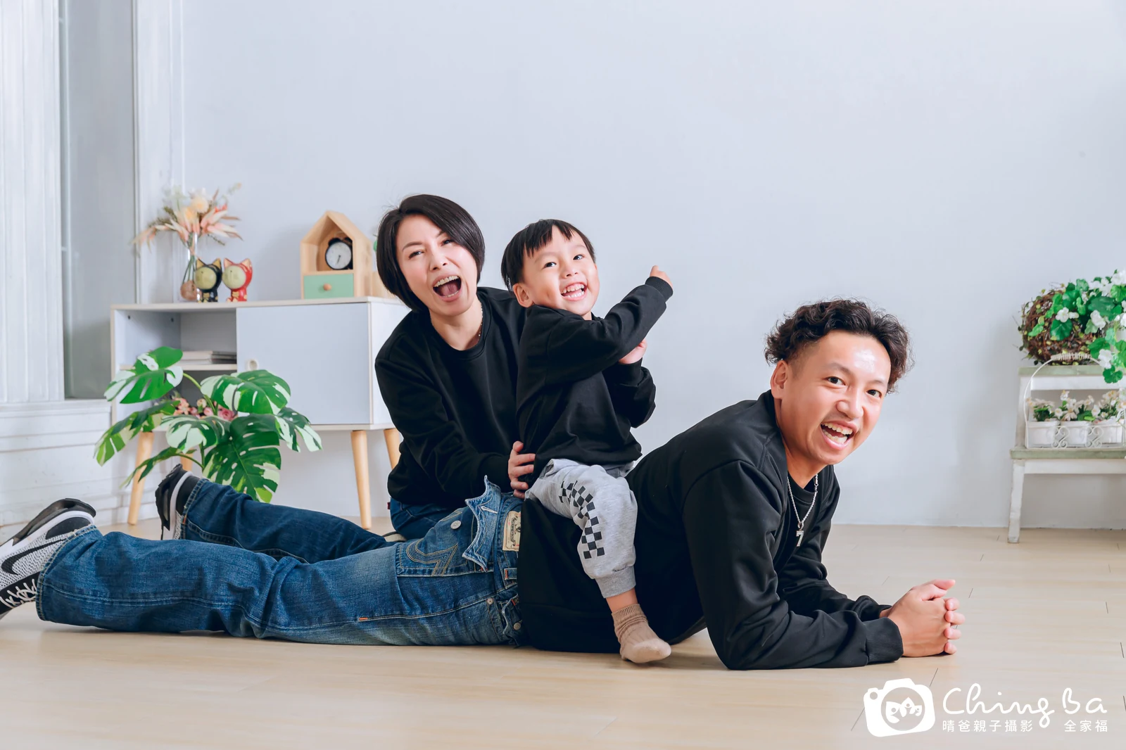 一家人在晴爸攝影棚拍全家福
