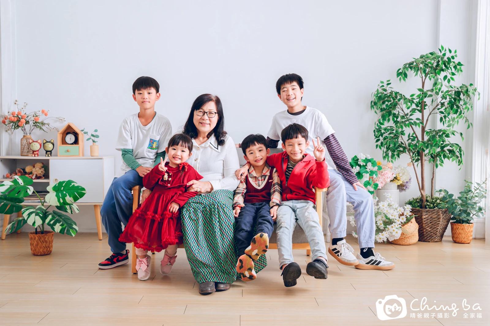 一家人在晴爸攝影棚拍全家福