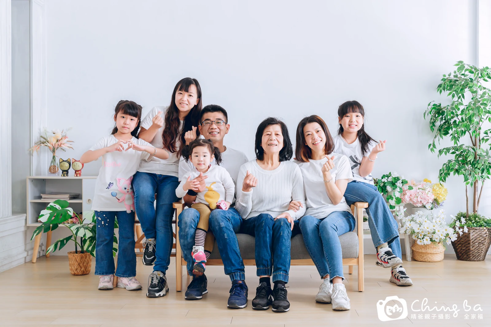2023 年新春的家族全家福,4 大 3 小
