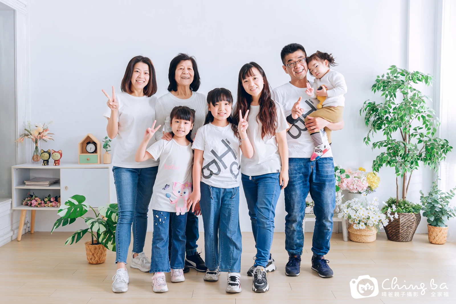 2023 年新春的家族全家福,4 大 3 小