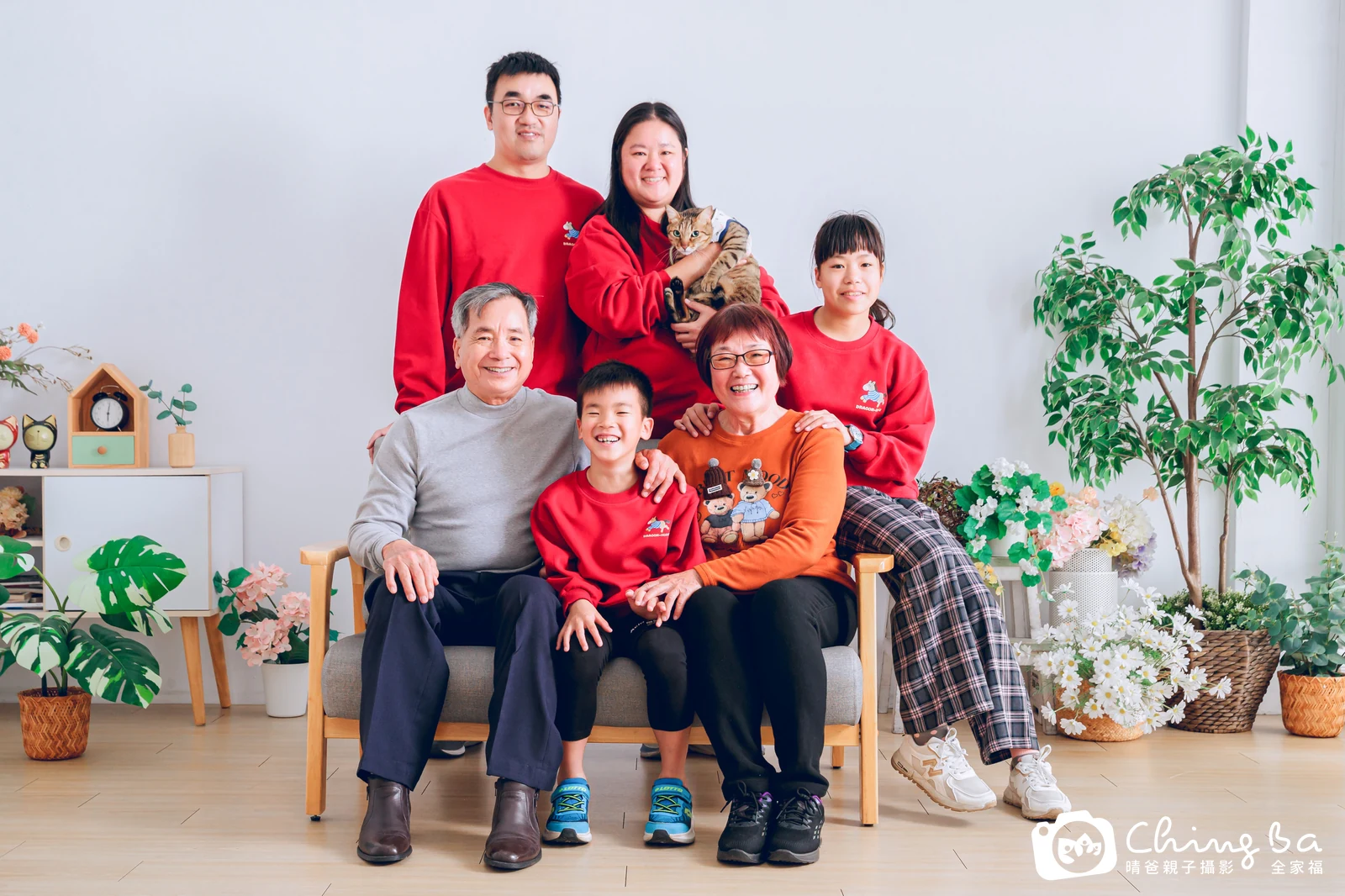 一家人在晴爸攝影棚拍全家福