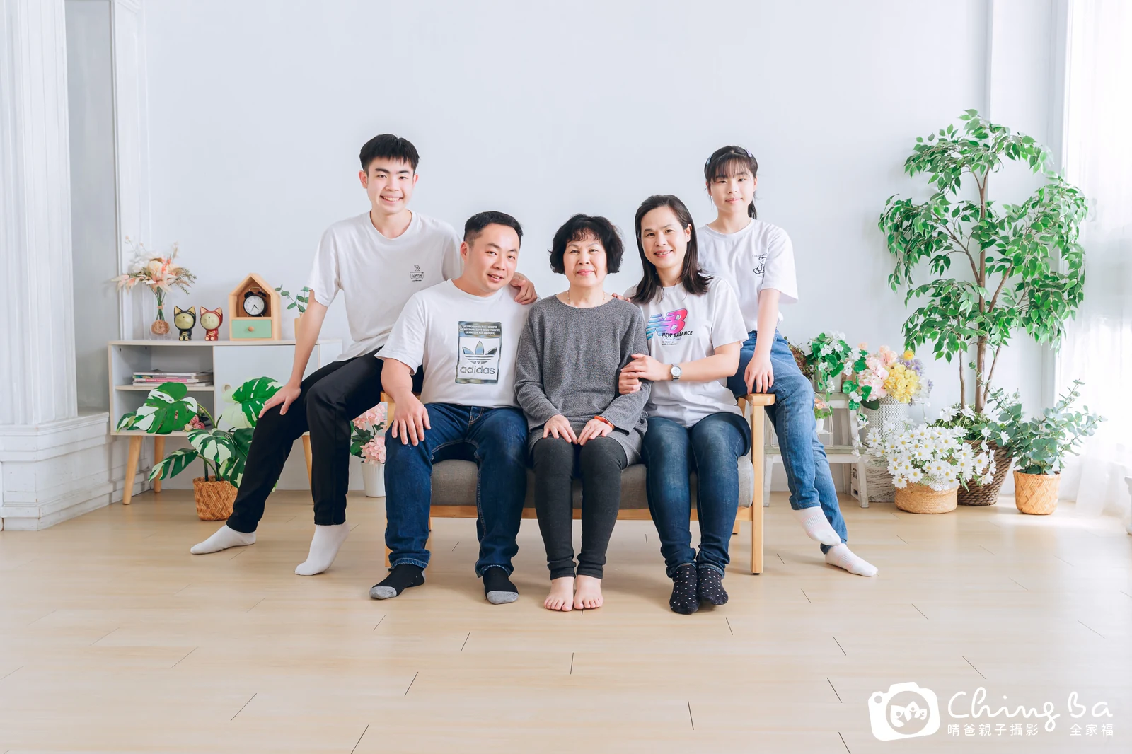 一家人在晴爸攝影棚拍全家福