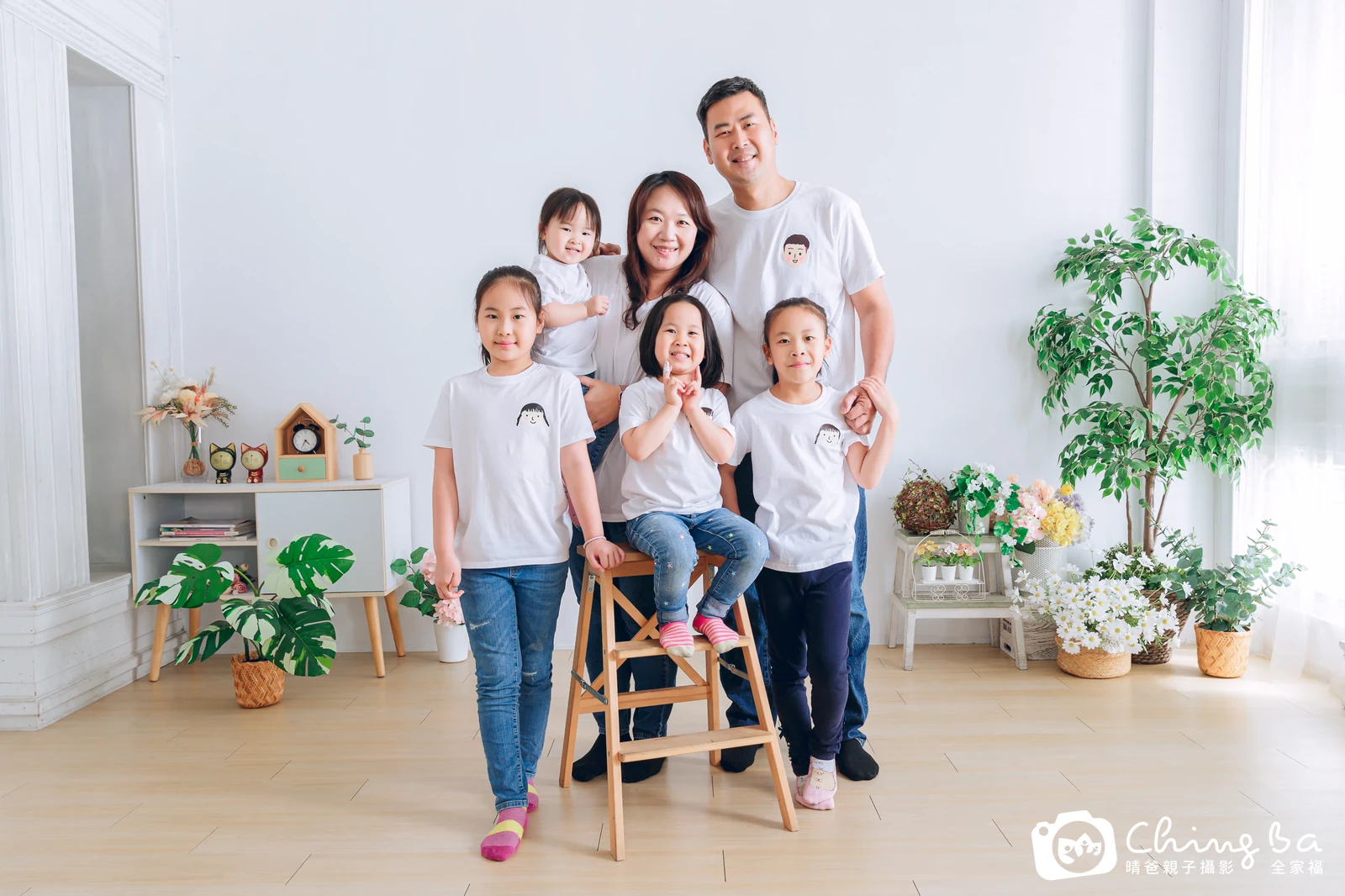 一家人在晴爸攝影棚拍全家福