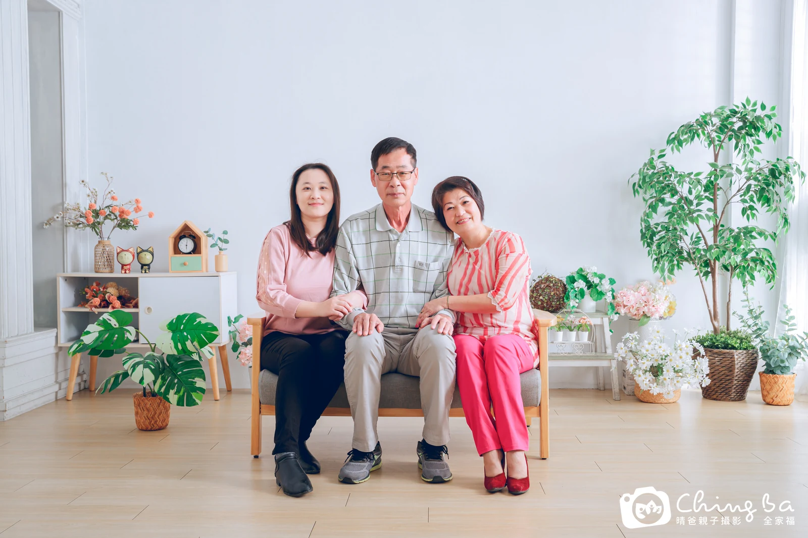 2025 年新春的家族全家福,8 大 3 小