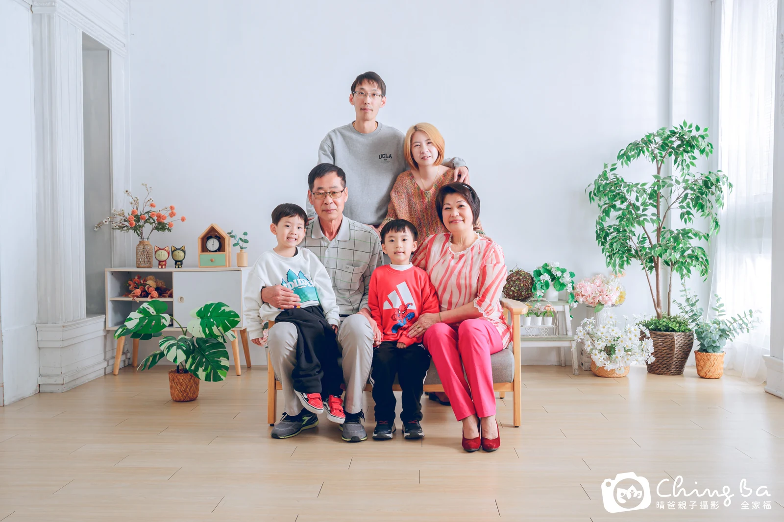 一家人在晴爸攝影棚拍全家福