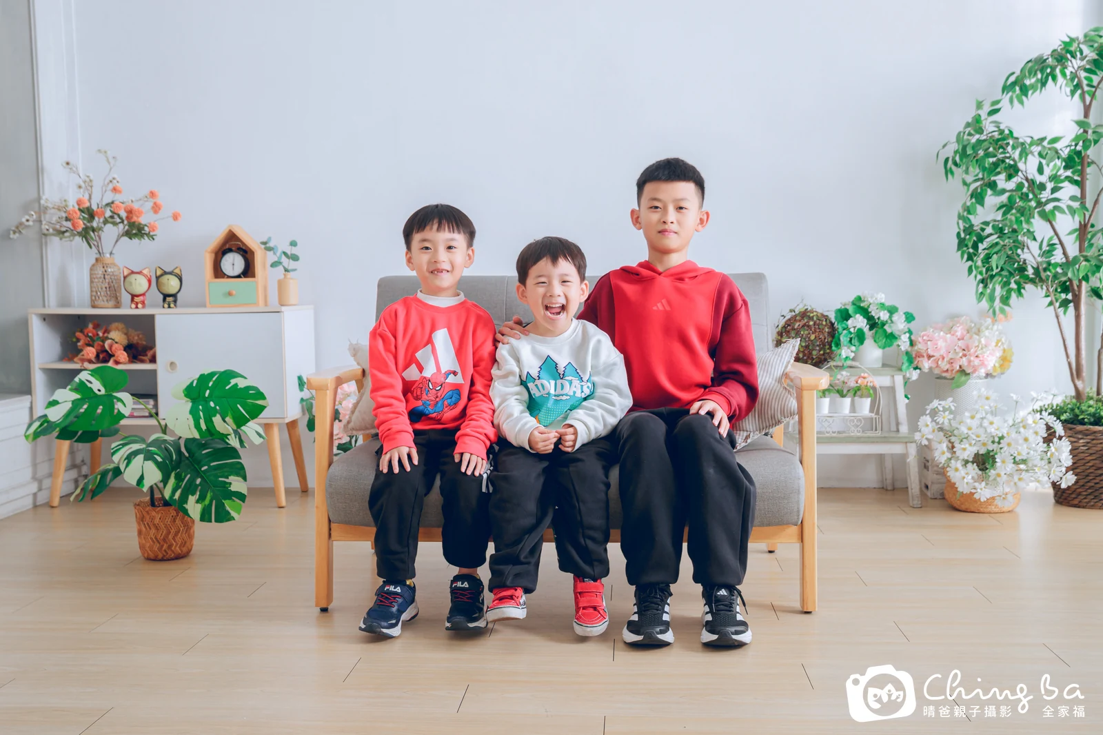 2025 年新春的家族全家福,8 大 3 小