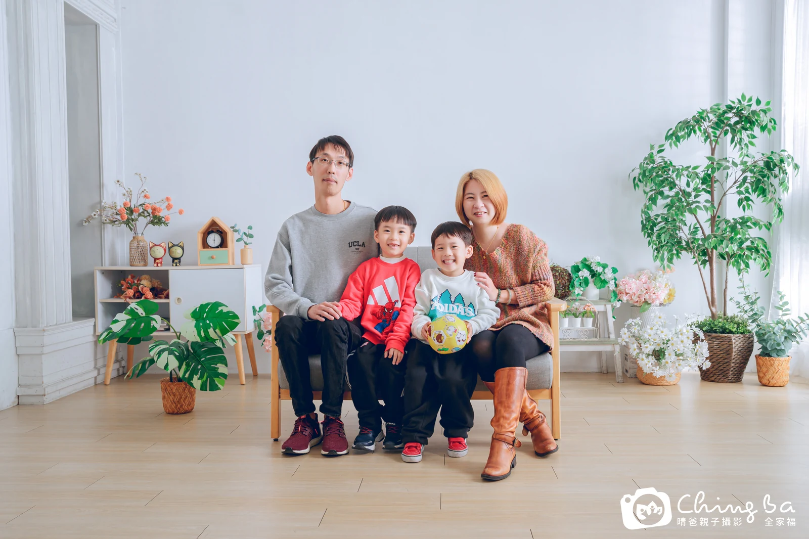 一家人在晴爸攝影棚拍全家福