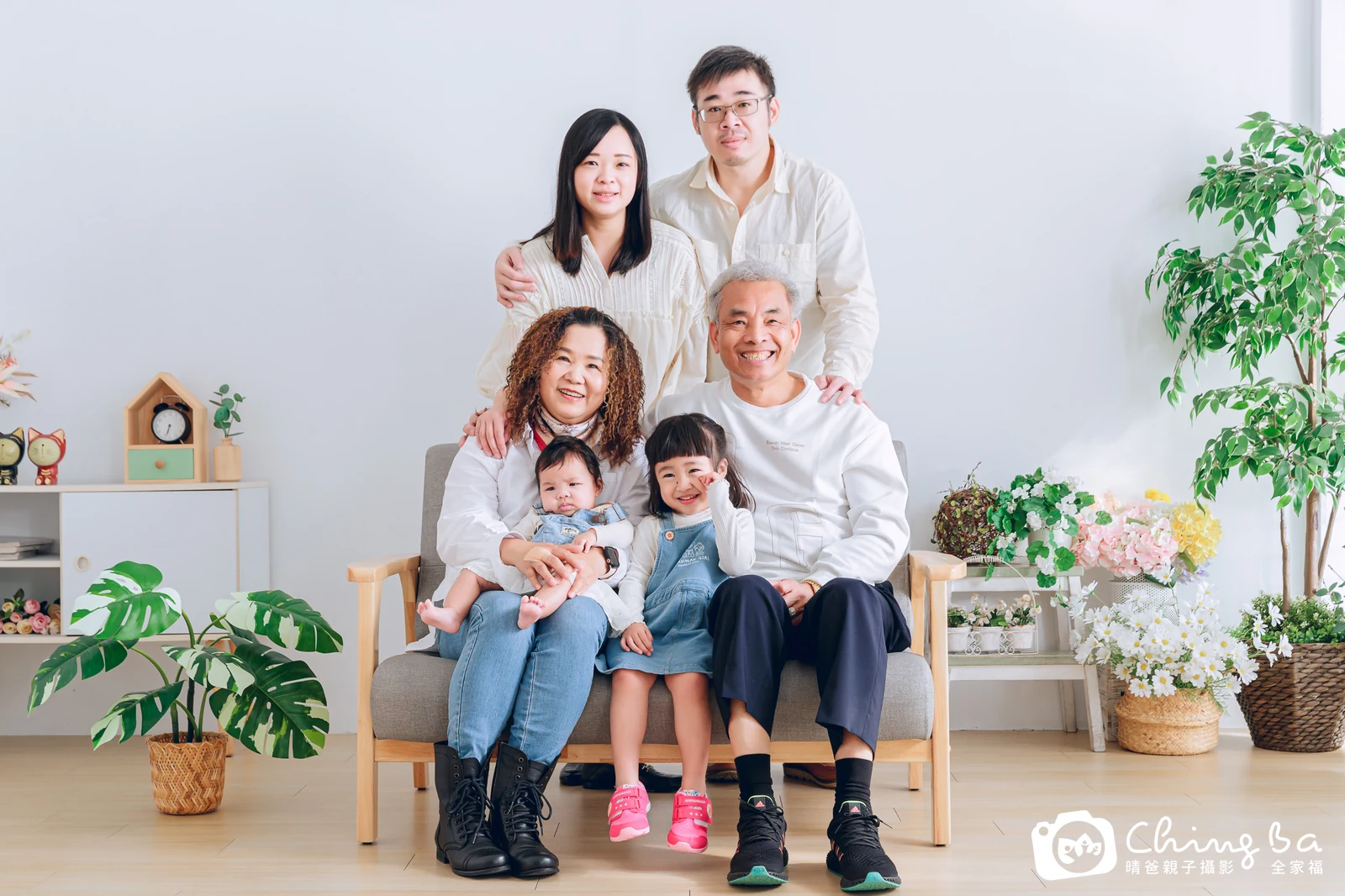 2023 年新春的家族全家福，7 大 5 小