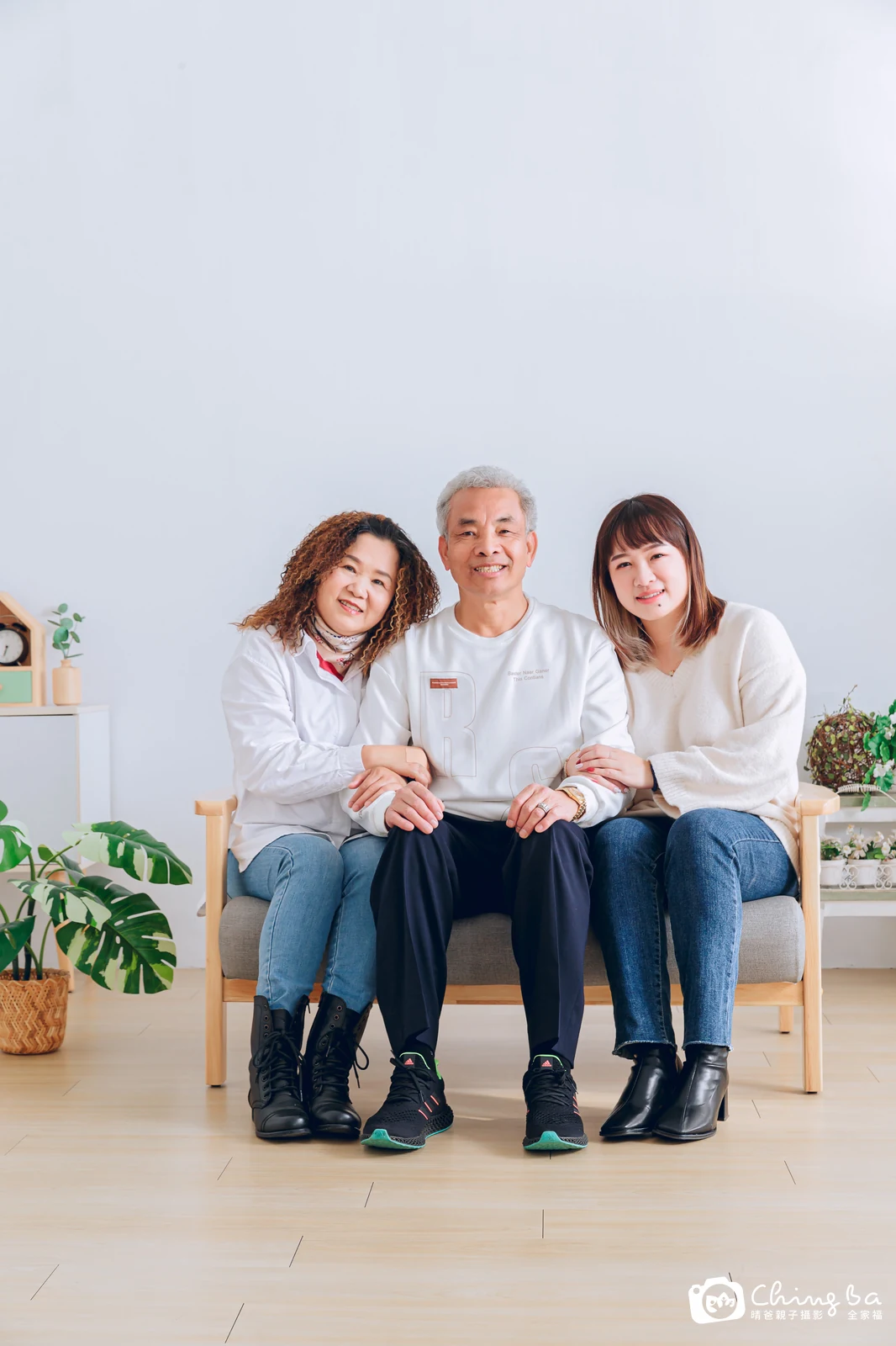 一家人在晴爸攝影棚拍全家福