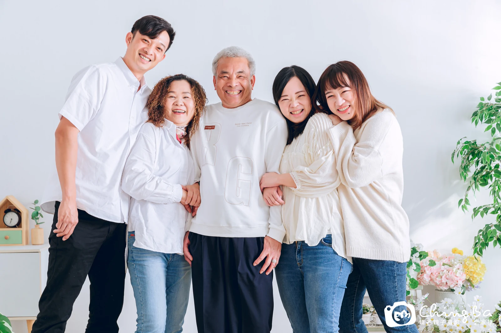 一家人在晴爸攝影棚拍全家福