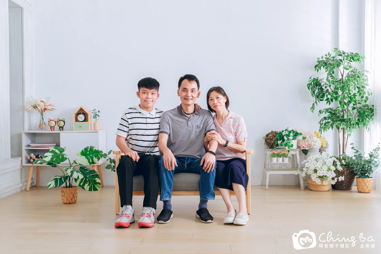 一家人在晴爸攝影棚拍全家福