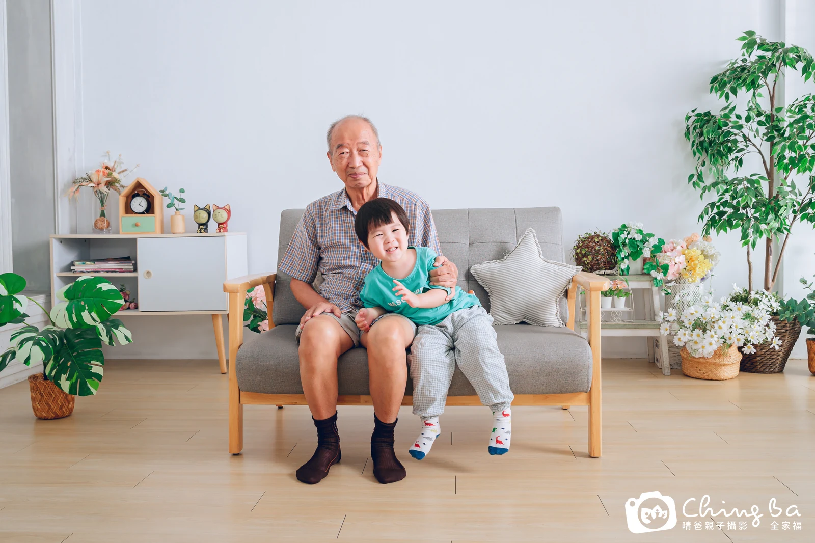 一家人在晴爸攝影棚拍全家福