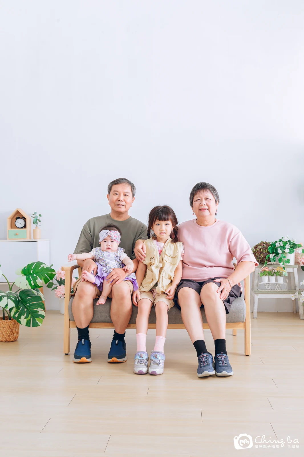 2023 年母親節的家族全家福，6 大 2 小