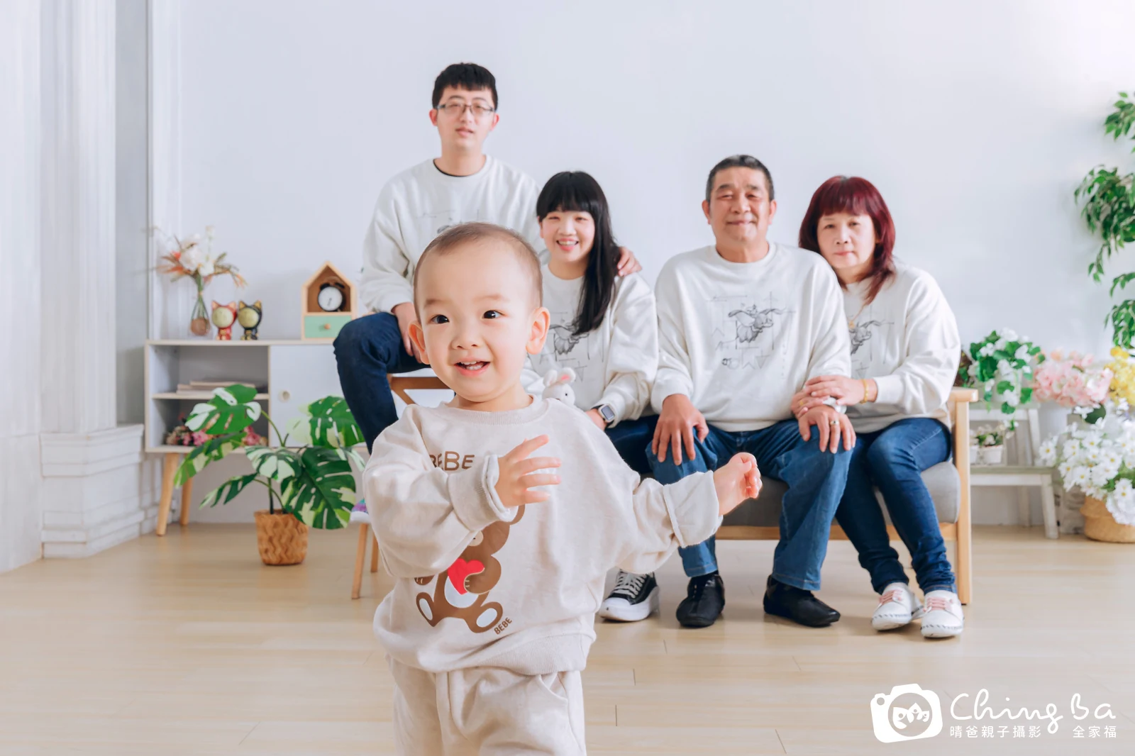 2023 年春季的家族全家福,5 大 1 小