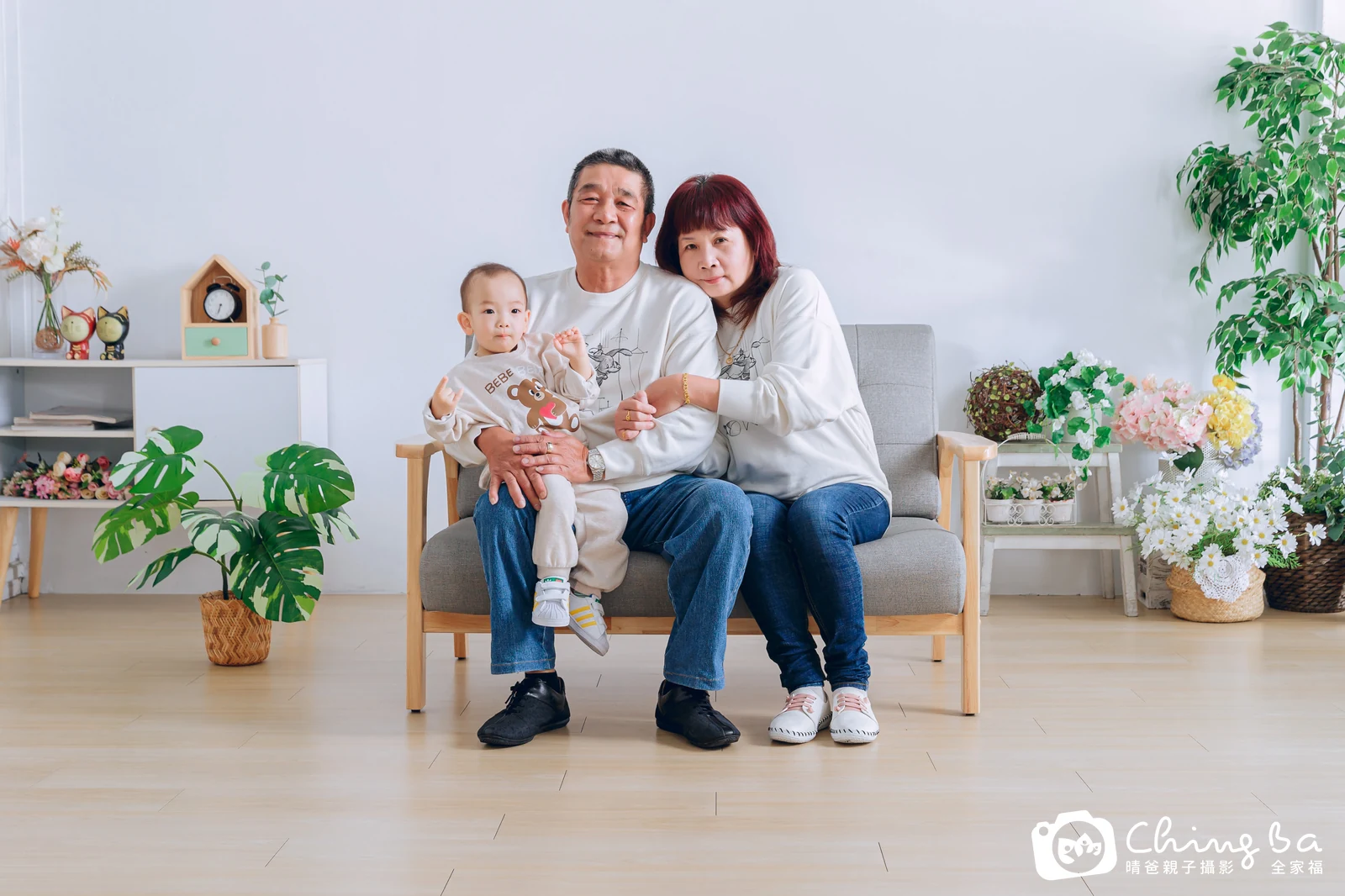 一家人在晴爸攝影棚拍全家福