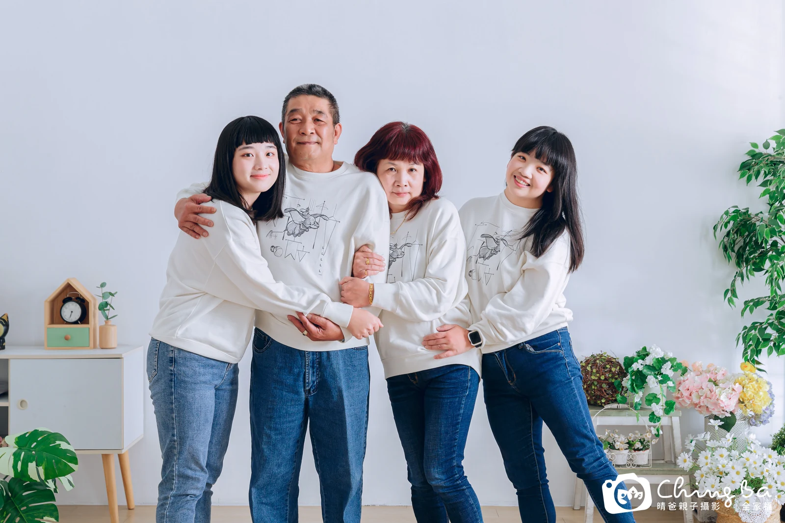 2023 年春季的家族全家福,5 大 1 小