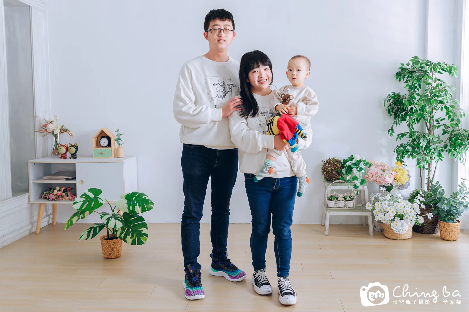 一家人在晴爸攝影棚拍全家福