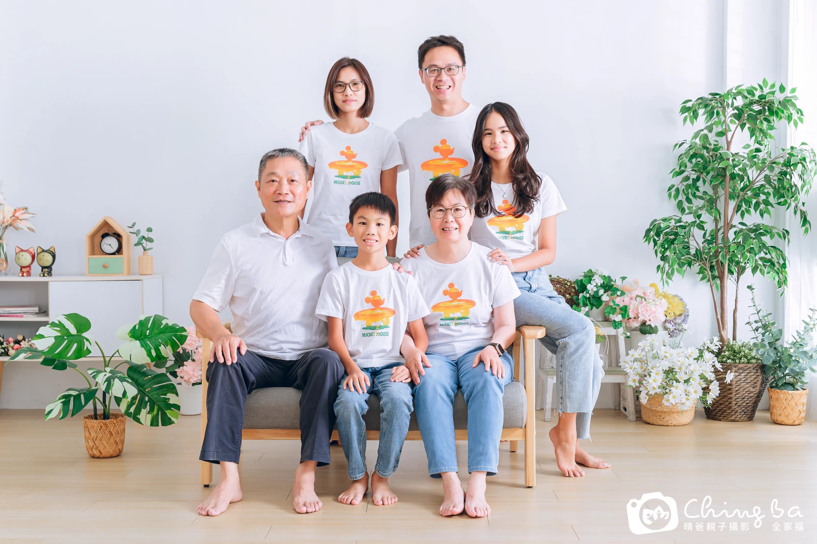 2023 年夏季的家族全家福，8 大 5 小