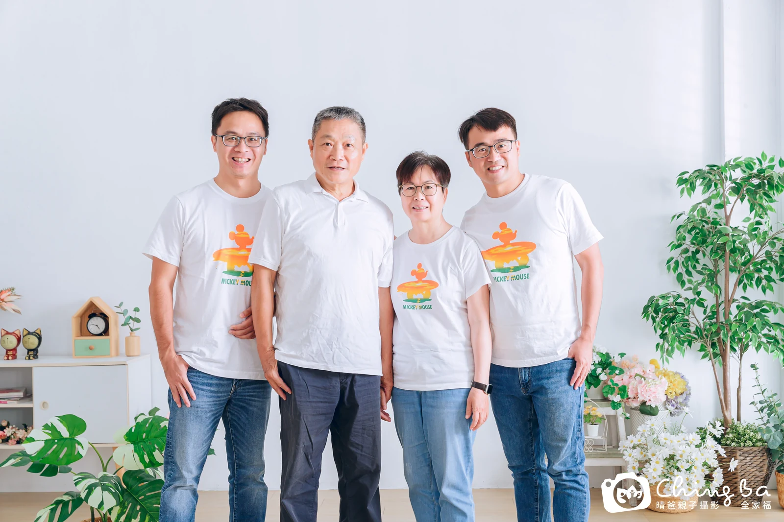 2023 年夏季的家族全家福，8 大 5 小