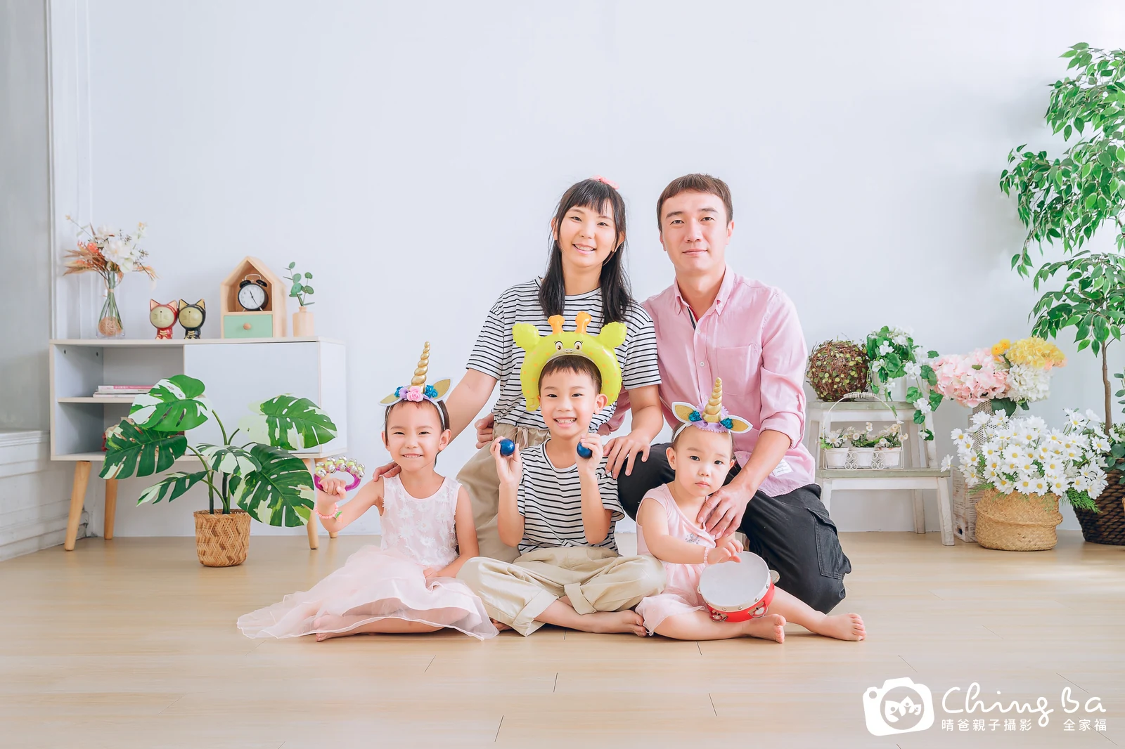 一家人在晴爸攝影棚拍全家福
