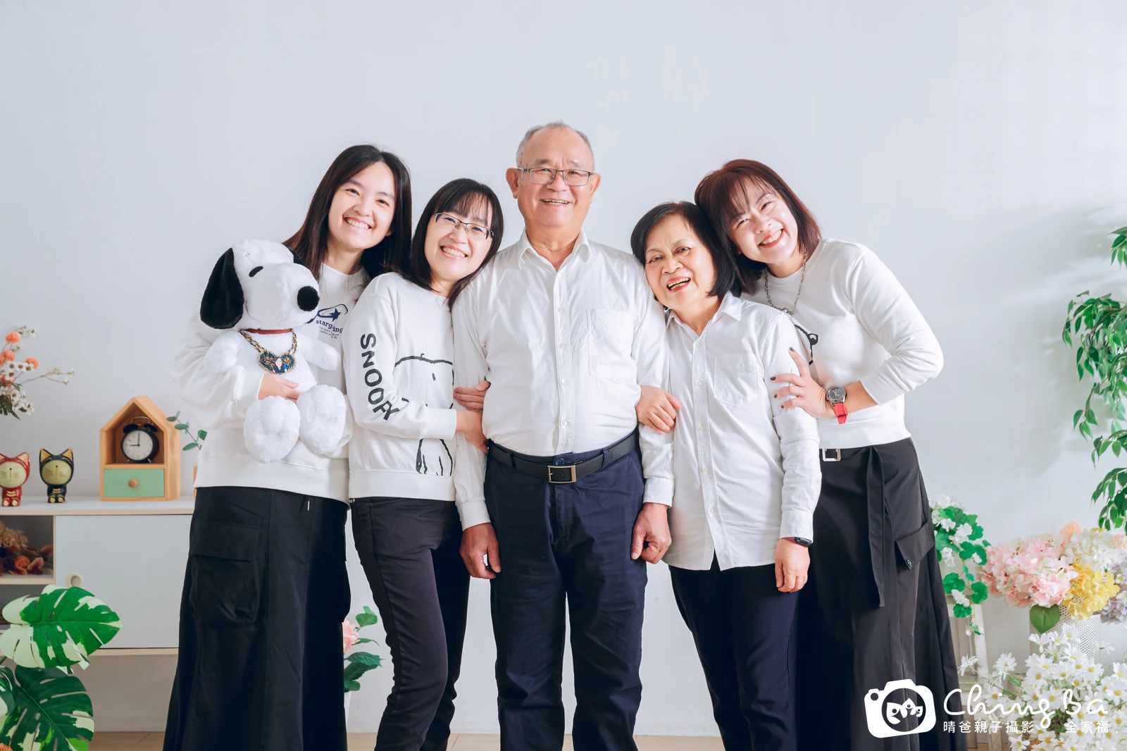 2024 年冬季的家族全家福，7 大 4 小