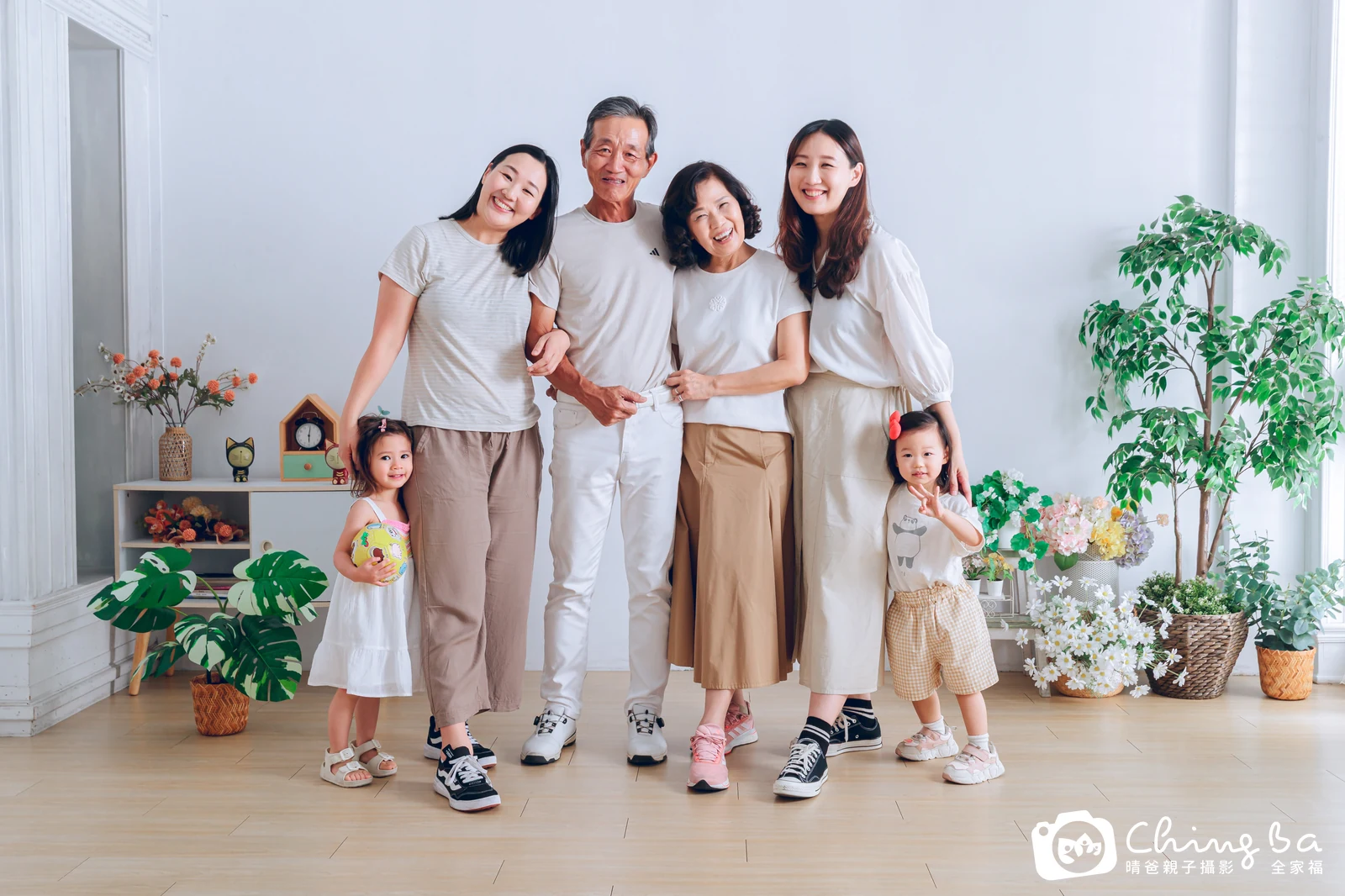 2025 年母親節的家族全家福，6 大 3 小