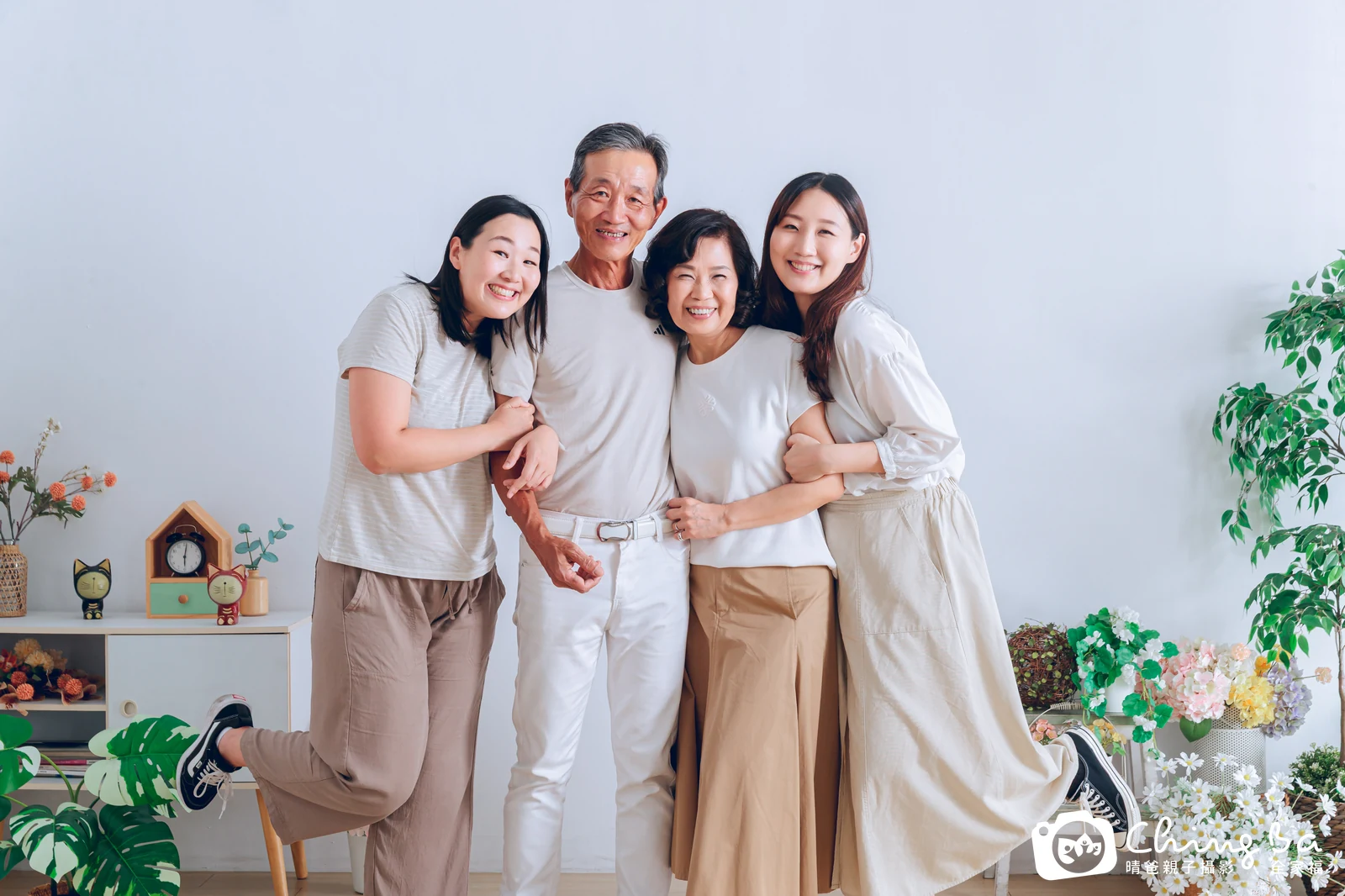 一家人在晴爸攝影棚拍全家福