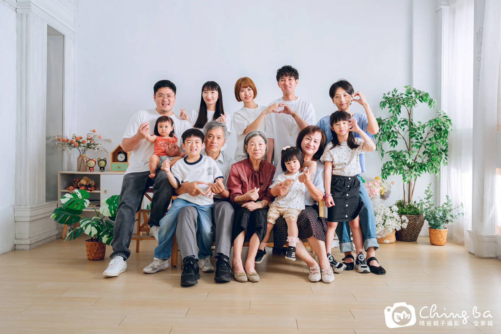2026 年母親節的家族全家福，8 大 4 小
