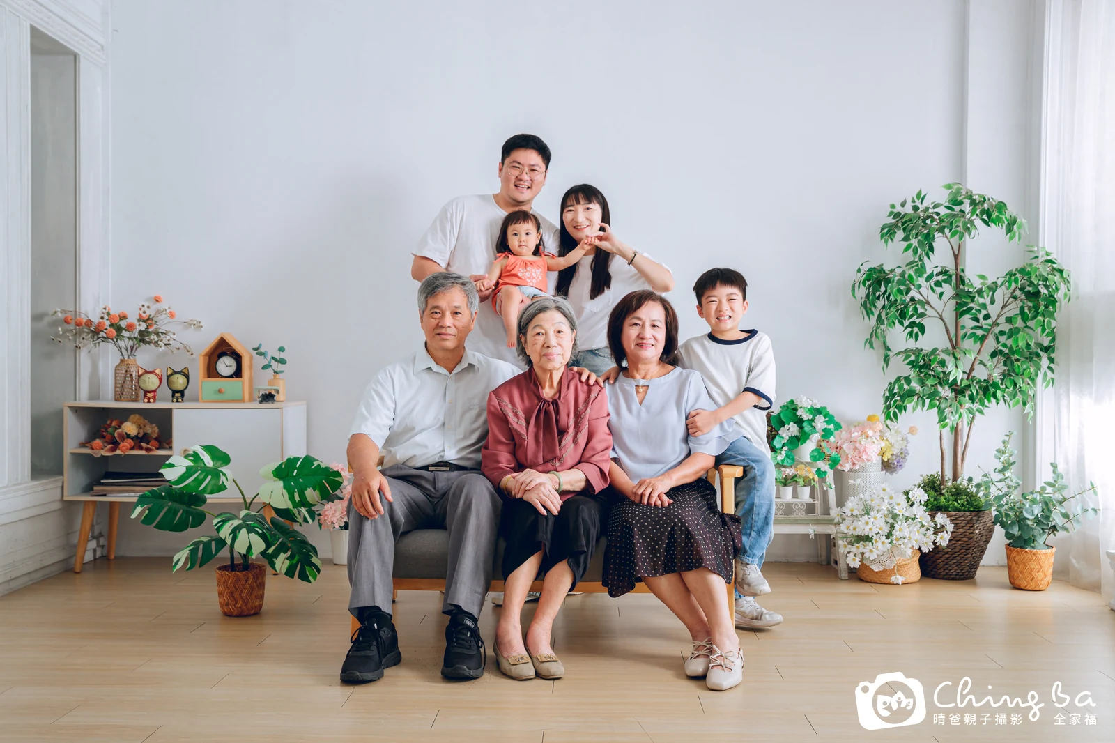 一家人在晴爸攝影棚拍全家福