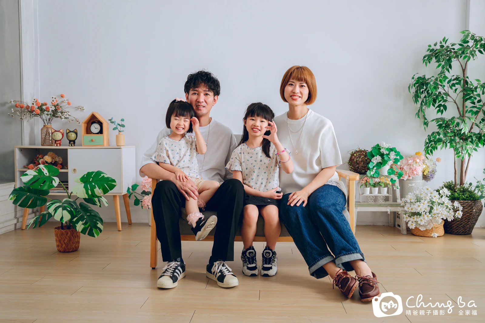 一家人在晴爸攝影棚拍全家福