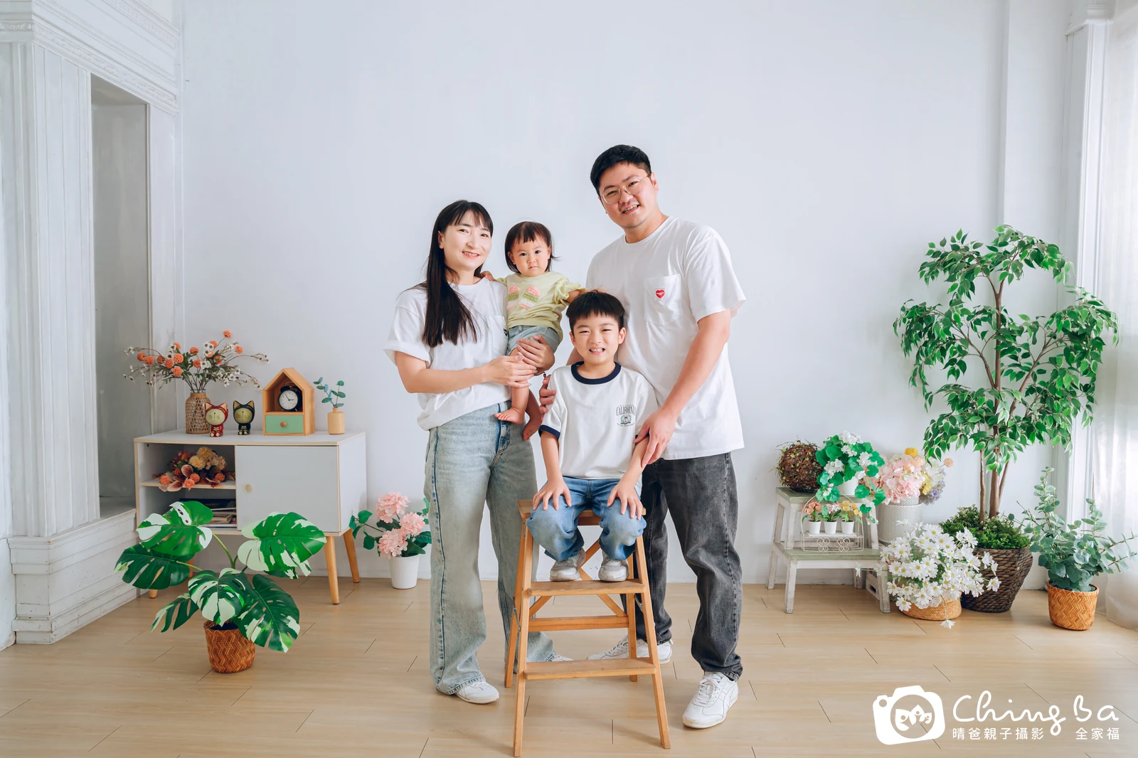 2026 年母親節的家族全家福，8 大 4 小