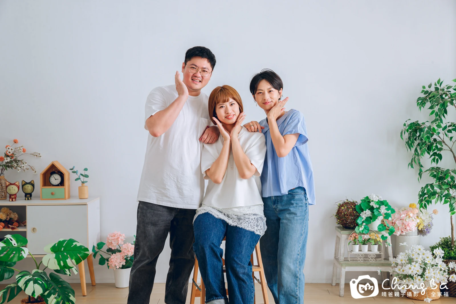一家人在晴爸攝影棚拍全家福
