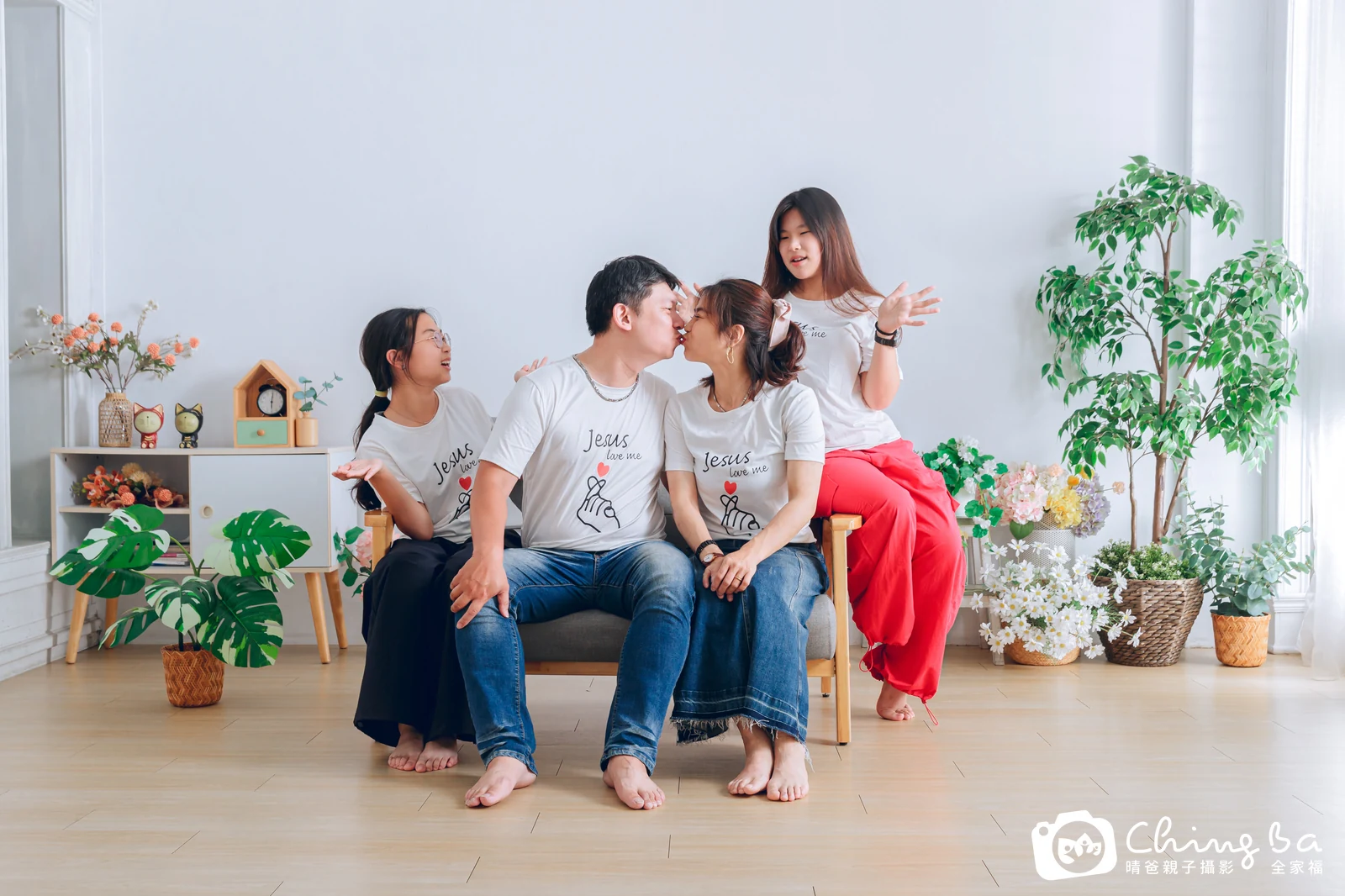 2025 年母親節的家族全家福，3 大 1 小