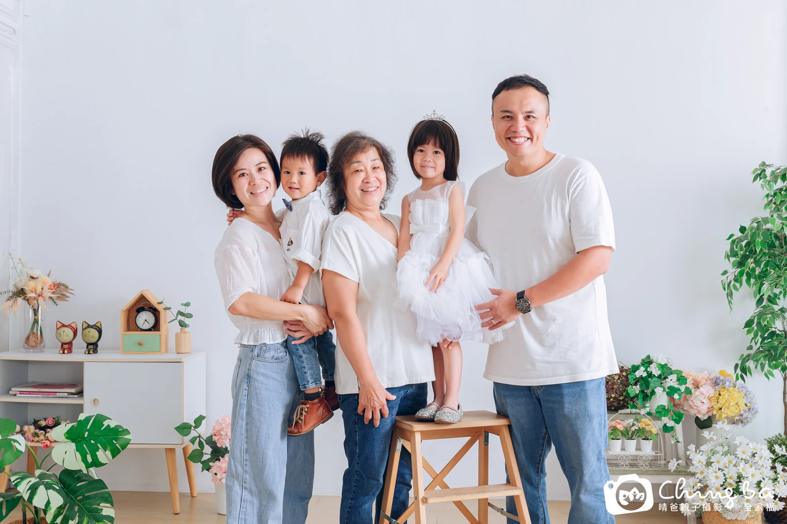 一家人在晴爸攝影棚拍全家福
