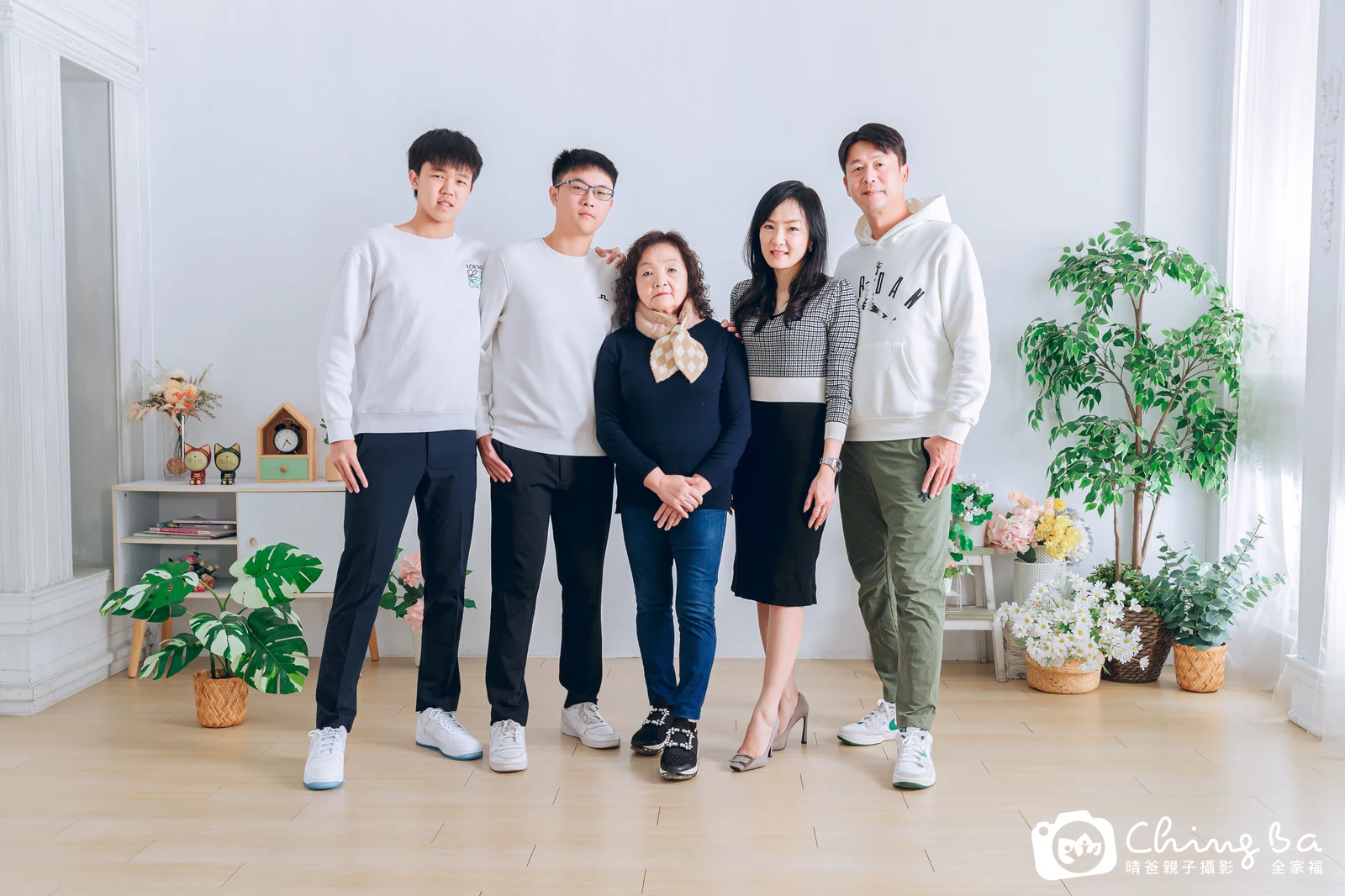 一家人在晴爸攝影棚拍全家福