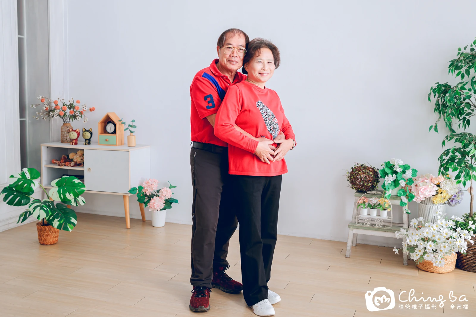 一家人在晴爸攝影棚拍全家福