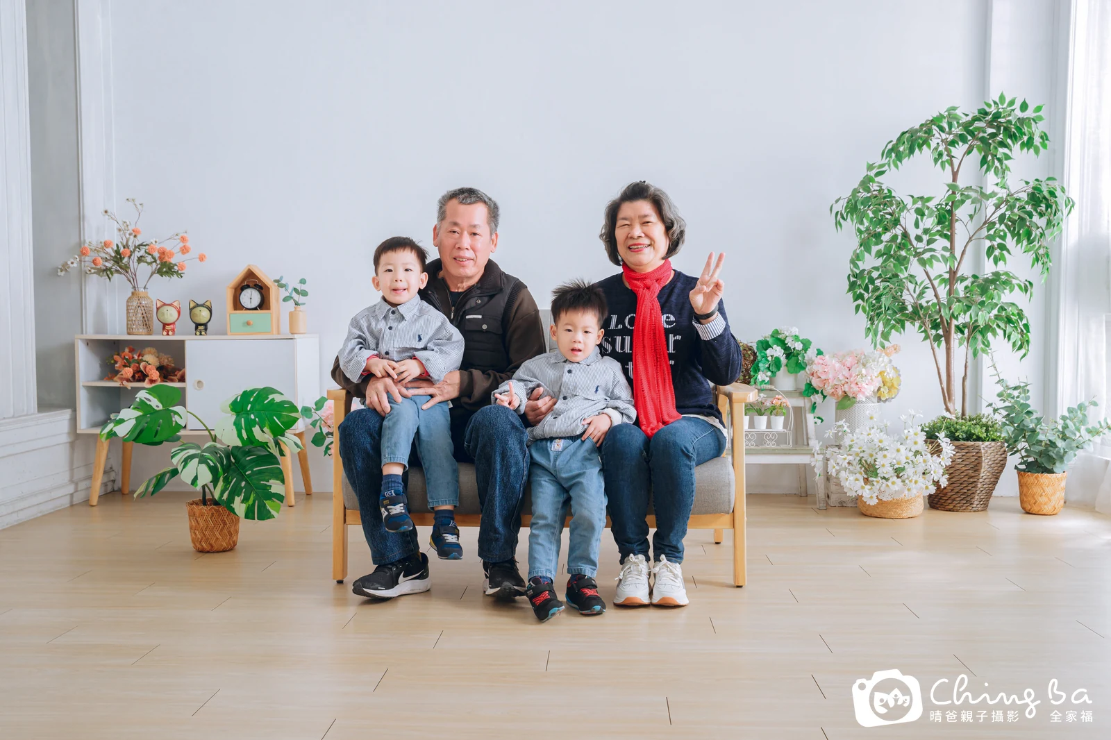 2025 年新春的家族全家福,6 大 2 小