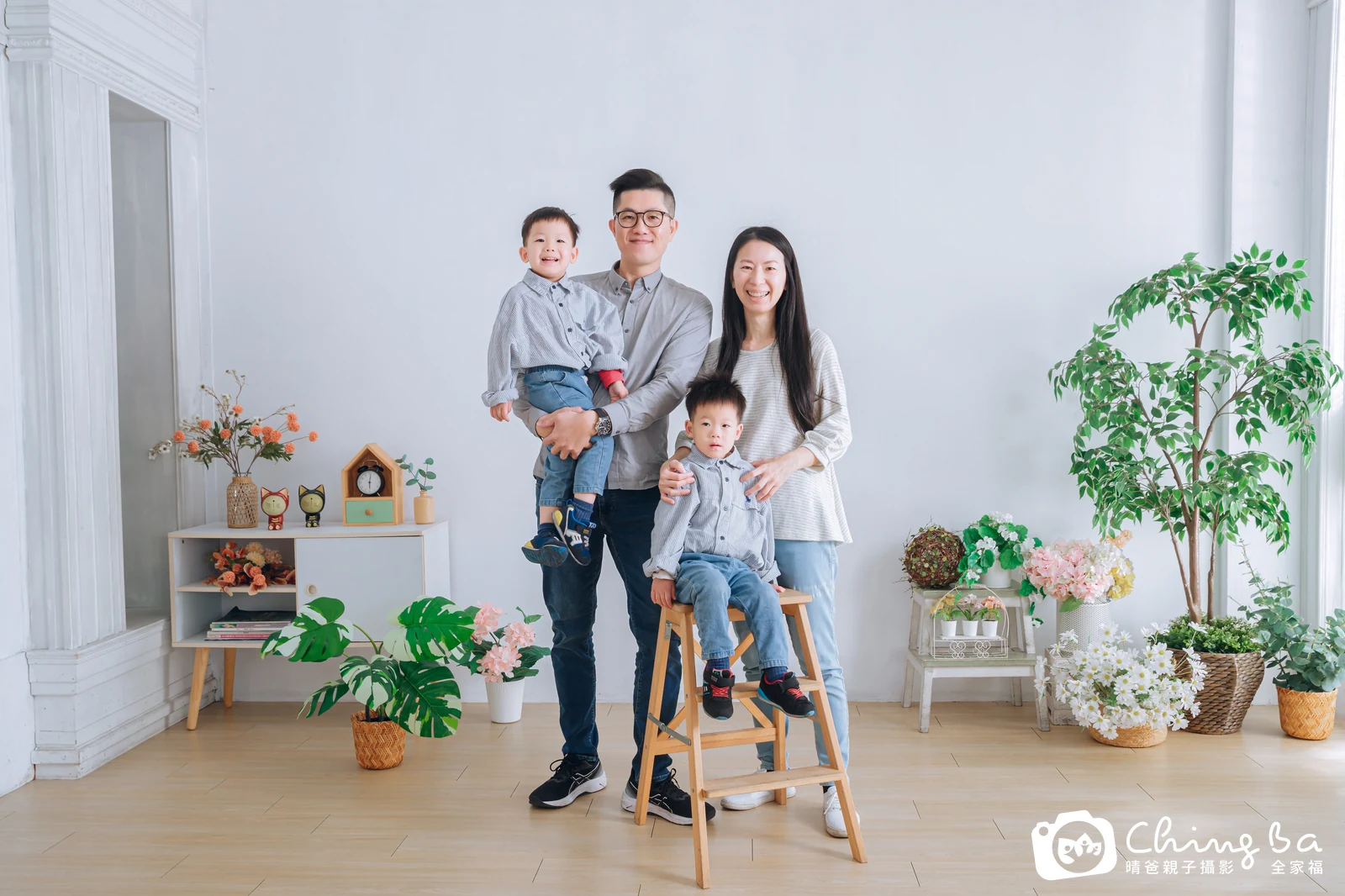 一家人在晴爸攝影棚拍全家福